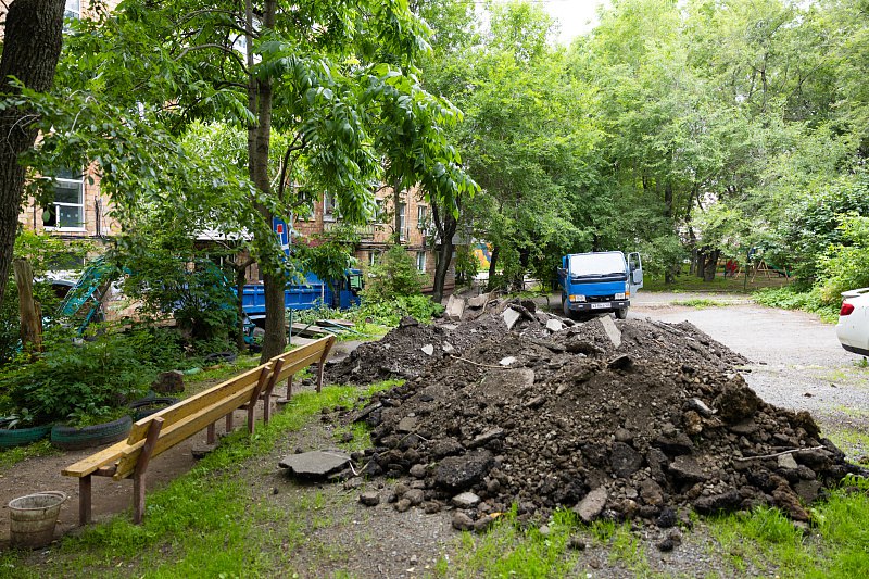 Новый асфальт укладывают во дворах Владивостока   Работы завершены на Сафонова, 9 и Анны Щетининой, 37. Сегодня строительные бригады трудятся на Героев Хасана, 12 и Авраменко, 13. В результате во дворах появятся отремонтированные придомовые дороги, новые тротуары и бордюры.     Ремонт выполняют по программе «Благоустройство территорий Владивостокского городского округа в рамках реализации мероприятий планов социального развития центров экономического роста субъектов Российской Федерации, входящих в состав Дальневосточного федерального округа  «Благоустройство дальневосточных дворов» ».   Ранее асфальт по этой программе был уложен на Анны Щетининой, 29.  #ДорожныйРемонт