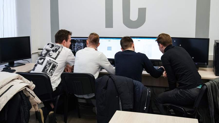 Кодь на русском В Пензенском государственном университете ПГУ запустили программу обучения студентов кодингу на кириллице всё ради укрепления роли национального языка в ИТ сфере и создания отечественных решений независимых читай несовместимых от англоязычных стандартов А теперь детали на кириллицу было решено перевести JavaScript Теперь в нем весь синтаксис и условия задач исключительно на русском Также в университете зарегистрировали патент на собственную разработку Автотестирование спортивных задач по программированию на JS с патриотическим контентом Пакет интегрирован в онлайн платформу Codewars и позволяет студентам решать задачи с автоматической проверкой кода написанного на русском языке Это еще не все в новом учебном комплексе есть задача Импортозамещение студентам необходимо предлагать оригинальные решения для задач где все англоязычные термины например дата сайенс деплой вайб кодинг заменены на русские Впрочем если вернуться к самому языку программирования с его локализацией на русский все не так просто Как нам кажется польза для студентов от такого обучения минимальна оно позволит начинающим легче усвоить базовые принципы и структуру языка но сама суть останется непонятна Зато потом такому студенту все равно придется или переучиваться на оригинальную версию или быть невостребованным даже на российском рынке Ждать что целые компании будут переводить свой процесс на кириллицу очень преждевременно   СофтТех