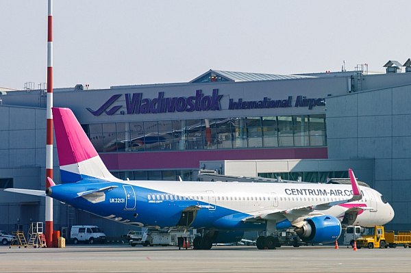 Авиакомпания Centrum Air запустила прямые рейсы из Бухары во Владивосток 6 ноября авиакомпания Centrum Air открыла рейсы из из Бухары Узбекистан во Владивосток Об этом сообщает AVIA RU Как рассказали в пресс службе аэропорта Владивосток первые пассажиры проходили предполетные процедуры в особой атмосфере торжественности В знак запуска нового направления стойки регистрации в зоне международных авиалиний украсили традиционные воздушные шары с символикой авиагавани Авиакомпания подготовила для путешественников следующих первым рейсом в Бухару информацию о направлении и достопримечательностях древнего города Узбекистана aviaru net n289531