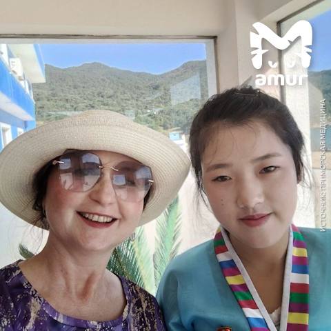 Врач из Владивостока спасла северокорейскую студентку в дороге Анастасия педиатр и инфекционист высшей категории возвращалась из отпуска в КНДР В автобусе также сидели местные ехавшие на учёбу в Приморье одной девушке стало плохо начала терять сознание Связи не было общаться приходилось с помощью жестов и разговорника Давление оказалось критически низким 50 на 20 Выяснилось что северокореянка почти сутки провела в пути не ела и не пила Женщина дала ей кофе и шоколад состояние улучшилось В Краскино нашелся переводчик Он подтвердил что многие студентки едут издалека и часто голодными Российские туристы купили им воду конфеты пирожки и пожелали благополучно добраться до приморской столицы   Подписывайся на Amur Mash