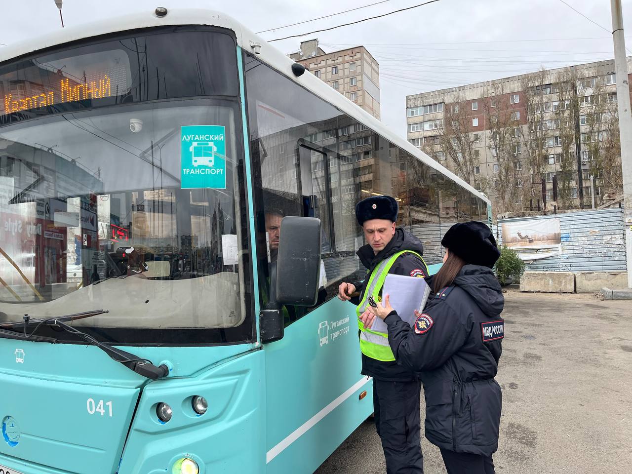 Сотрудники Центра ДиТН, ПБДД ГИБДД МВД по ЛНР разместили в автобусах полезные памятки по ПДД   В целях снижения количества ДТП с участием пешеходов сотрудники полиции в автобусах Луганска разместили информационные памятки для пешеходов, в которых напомнили правила безопасного поведения на дороге.   Автоинспекторы надеются, что жители города во время поездок на маршрутном транспорте ознакомятся с содержимым информационных памяток, и будут соблюдать Правила дорожного движения.  #Центр_ДиТН_ПБДД_ГИБДД #пешеход_переход