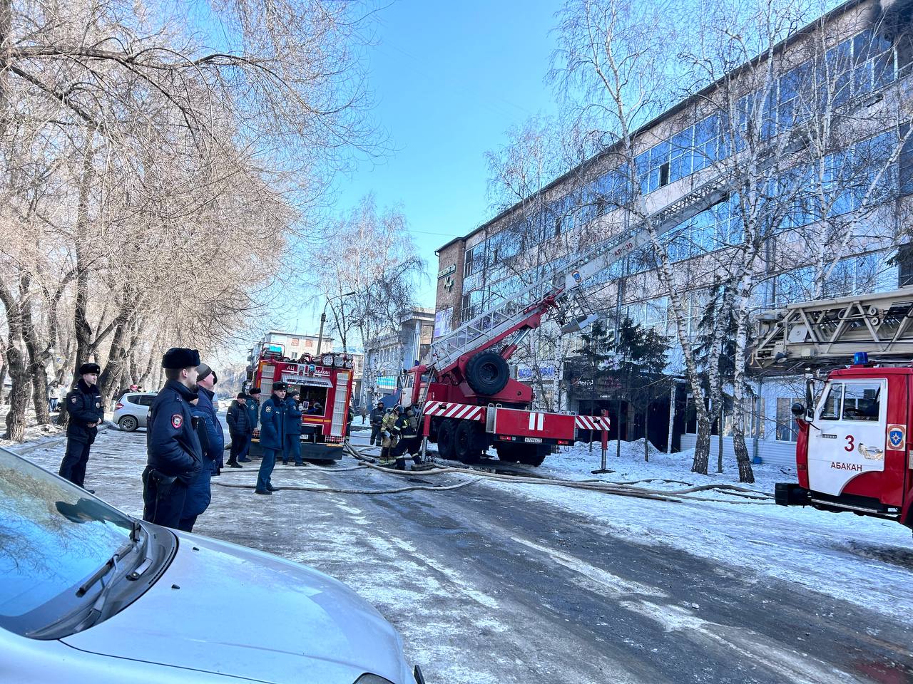 Пожар в торговом центре «Саяны».  Подробности от МЧС по РХ: - в 12:10 поступил сигнал о пожаре на верхнем этаже торгового центра по улице Пушкина; - к его ликвидации привлекаются 32 пожарных и 12 единиц техники; - эвакуированы 10 человек; - площадь пожара составляет 200 квадратных метров.     Вести. Хакасия   Подписаться