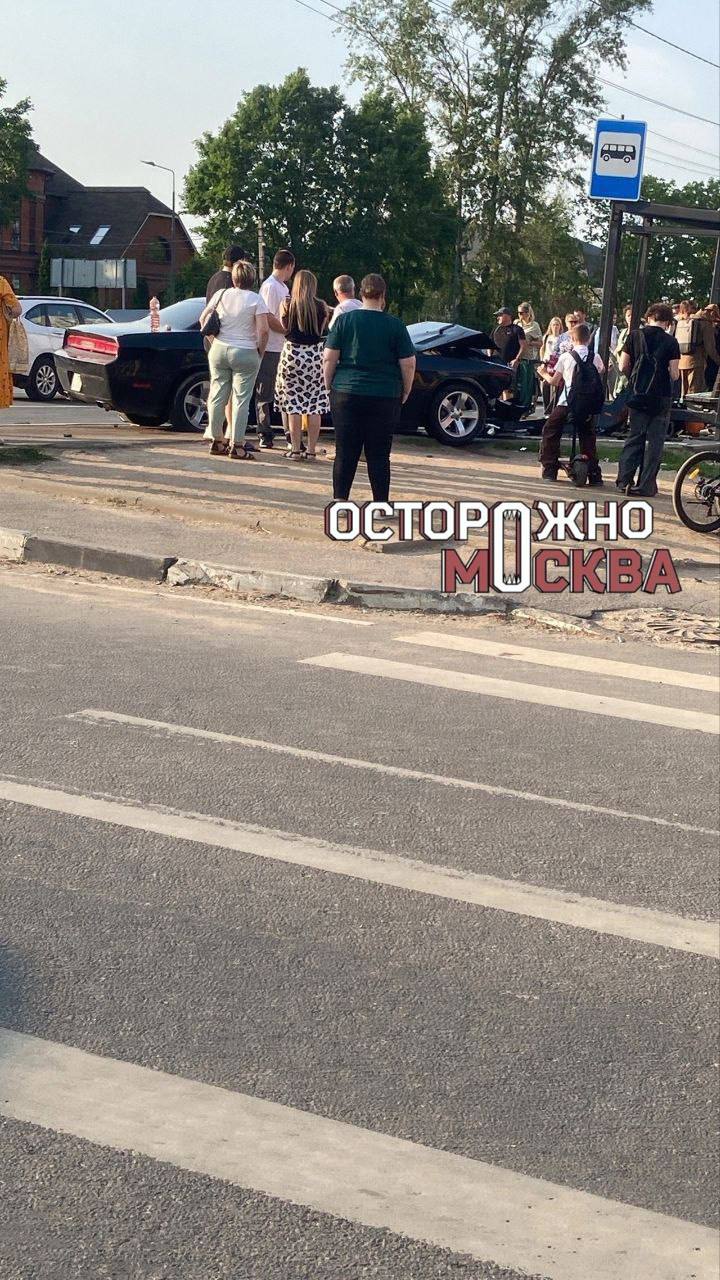 Спорткар влетел в автобусную остановку в Сергиевом Посаде. В результате аварии пострадал как минимум один человек. Авария с участием двух автомобилей произошла в подмосковном Сергиевом Посаде. Как рассказали «Осторожно, Москва» очевидцы, водитель отечественной «Приоры» не убедился в безопасности маневра перед «Доджем», который двигался ему навстречу. По итогу – произошло столкновение, которое привело к тому, что спорткар влетел в автобусную остановку. На кадрах – последствия ДТП. Предварительно, травмы получил водитель «Приоры», о других пострадавших информации нет. UPD: По данным подмосковной полиции, помимо водителя «Приоры» в аварии пострадал еще и пассажир иномарки. Сейчас на месте ДТП работают сотрудники ГАИ.
