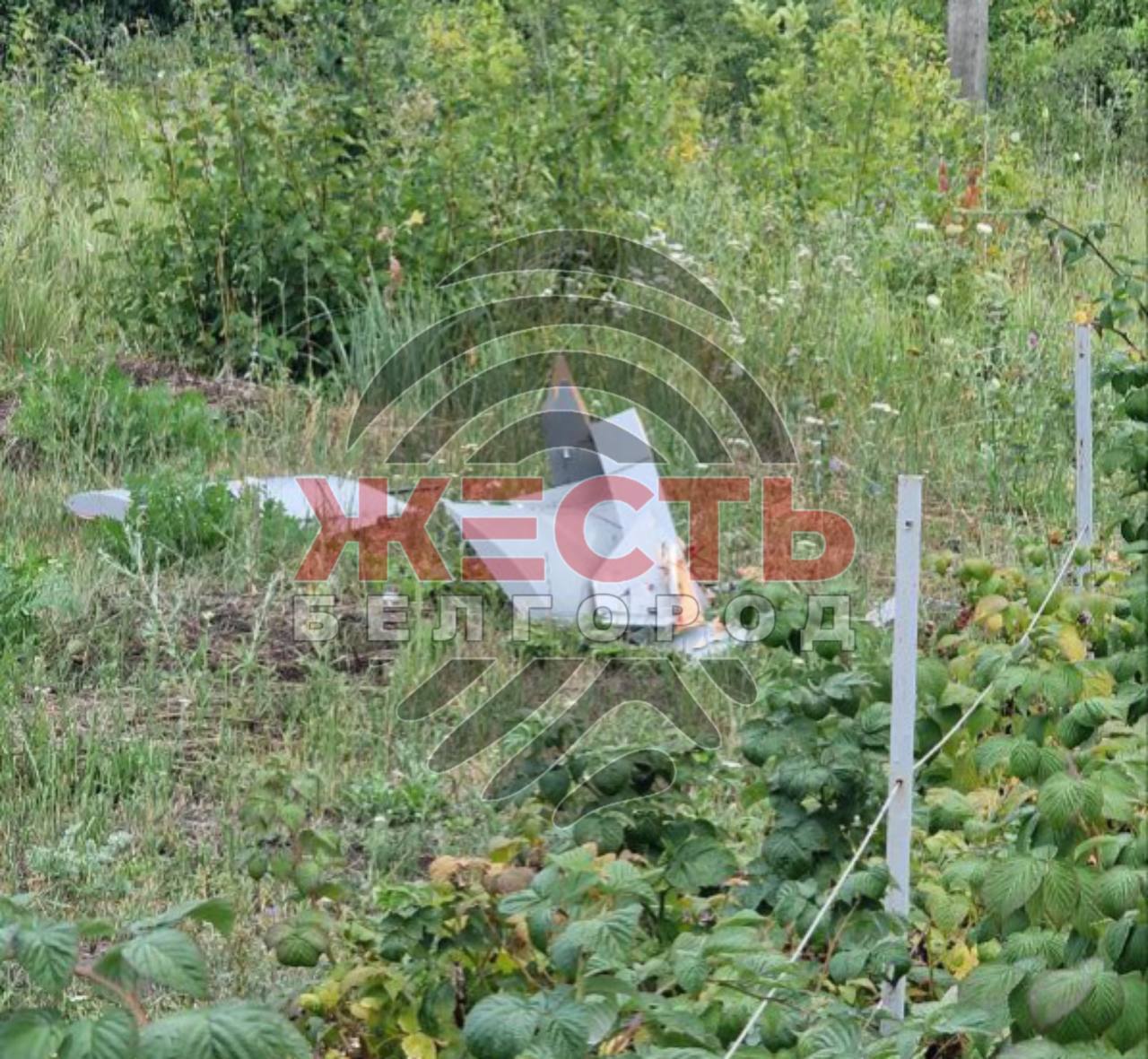 Вчера вечером беспилотник ВСУ упал в огород жителя села Таврово Белгородского района  Пострадавших и серьёзных разрушений нет, БПЛА был разминирован спецслужбами.  Если вы стали очевидцем таких происшествий — сообщайте в 112.    Жесть Белгород - подписаться   Прислать новость: