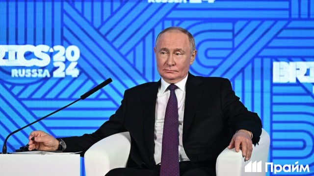 Путин выступает на деловом форуме БРИКС. Ключевые заявления:    Мероприятие собрало ведущих представителей бизнеса из всех стран объединения.    Копании стран БРИКС успешно сотрудничают друг с другом и реализуют совместные проекты.    Россия стремится способствовать интеграции "новобранцев" в механизмы блока.    Совокупный ВВП стран БРИКС превышает показатели стран "Большой семерки" и уверенно продолжает расти.  #БРИКС #экономика