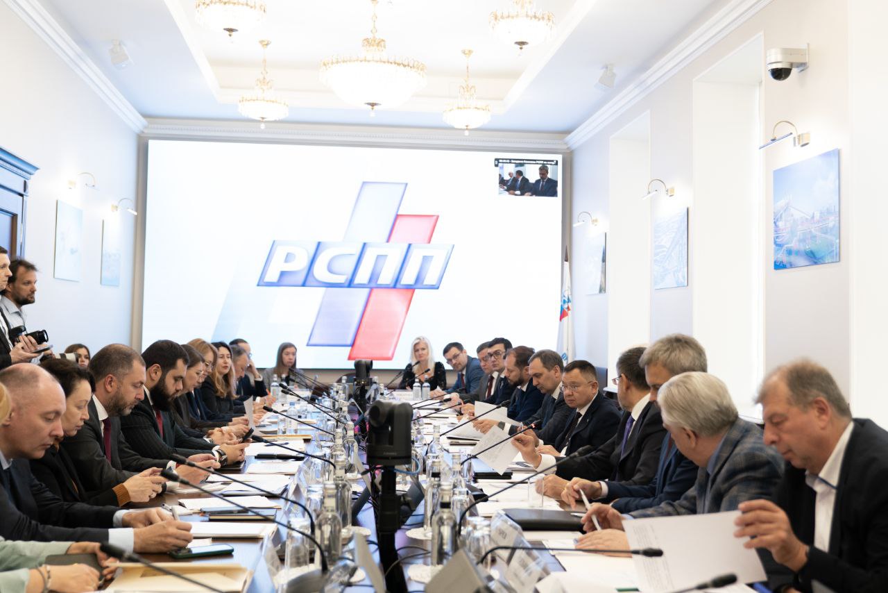 Глава Минстроя заявил, что строительной отрасли необходим устойчивый прорыв   Именно он должен лечь в основу нацпроекта «Инфраструктура для жизни».    Ирек Файзуллин, Глава Минстроя: Результатом системного взаимодействия в сфере ЖКХ также должны стать выверенные, сбалансированные совместные решения, которые будут направлены на стабильное функционирование экономики и повышение уровня жизни граждан.   Жилищно-коммунальное хозяйство – огромная отрасль, с которой ежедневно сталкивается каждый житель страны. Это 1 млн км инженерных сетей, 148 тыс. объектов и систем, 11 тыс. ресурсоснабжающих организаций.   При этом сегодня в регионах складывается разная ситуация в ЖКХ, но в целом отрасль никогда не была полностью финансируема, как результат - износ сетей, потери в тепле и воде.   И здесь необходимо проработать системный и устойчивый рывок, нужно двигаться вперед, основой для чего в рамках нового национального проекта «Инфраструктура для жизни» становится программа модернизации коммунальной инфраструктуры.  За 6 лет только в рамках «Жилья и городской среды» и «инфраструктурного меню» в ЖКХ вложено более 600 млрд руб.   По указу Президента до 2030 г. планируется повысить качество коммунальных услуг для 20 млн человек и построить 2 тыс. объектов водоснабжения