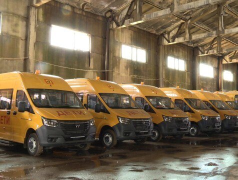 Школьных автобусов в Калужской области стало больше на 37 штук В этом году государственное предприятие "Школьный автобус" получило 15 16-ти местных микроавтобусов, 10 машин на 23 посадочных места и 12 31-местных. Требования к школьным автобусам, по словам директора предприятия, жёсткие.