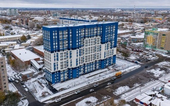 В Новосибирске спустя 19 лет сдали долгострой на Связистов globalnsk ru news id 15907 В Новосибирске спустя 19 лет после запуска проекта сдали долгострой на Связистов Разрешение на ввод дома в эксплуатацию получено Подробности раскрыл Максим Кудрявцев Строительство началось в 2006 году и долгое время стояло замороженным После банкротства застройщика дом передали жилищно строительному кооперативу Единство Тогда готовность объекта была около 10 рассказал мэр Максим Кудрявцев Администрация ради помощи в получении квартир привлекла к проблеме региональное правительство Властям удалось найти дополнительные средства Часть новосибирцев купила квартиры в других домах по льготной цене Благодаря этой работе кооператив удалось сохранить после чего работы над проектом возобновились Два года назад проект актуализировали Власти нашли для него инвестора сумевшего завершить строительство здания с 342 квартирами строительство дом долгострой