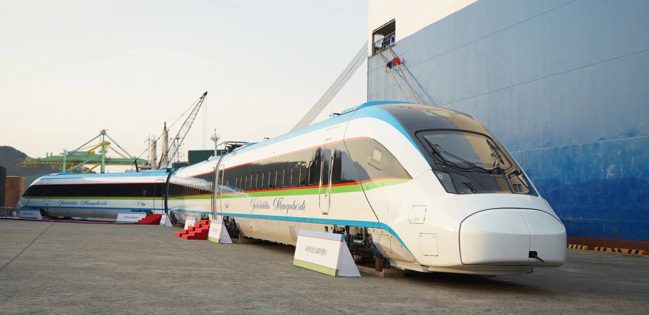 Hyundai Rotem отправила в Узбекистан первый из шести заказанных высокоскоростных поездов Компания Hyundai Rotem отправила из города Чханвона в Узбекистан первый высокоскоростной поезд 7 вагонов который произвели в Южной Корее по заказу Узбекистанских железных дорог передает ChosunBiz Его прибытие в Узбекистан ожидается в январе феврале 2026 года Остальные пять поездов 35 вагонов созданных на базе модели EMU 260 планируют доставить заказчику к 2026 году Поезда спроектированы с учетом климатических условий Узбекистана оборудованы для стабильной работы в жарких условиях и оснащены дополнительной защитой механизмов от пыли ℹ Ранее LogiStan писал о том что в июне 2024 года Узбекские железные дороги и Hyundai Rotem заключили контракт на поставку в Узбекистан шести высокоскоростных поездов и их последующее техобслуживание Сумма сделки составила 200 млн Читайте также Hyundai планирует открыть производство поездов в Узбекистане Logistan info Логистика Железные дороги