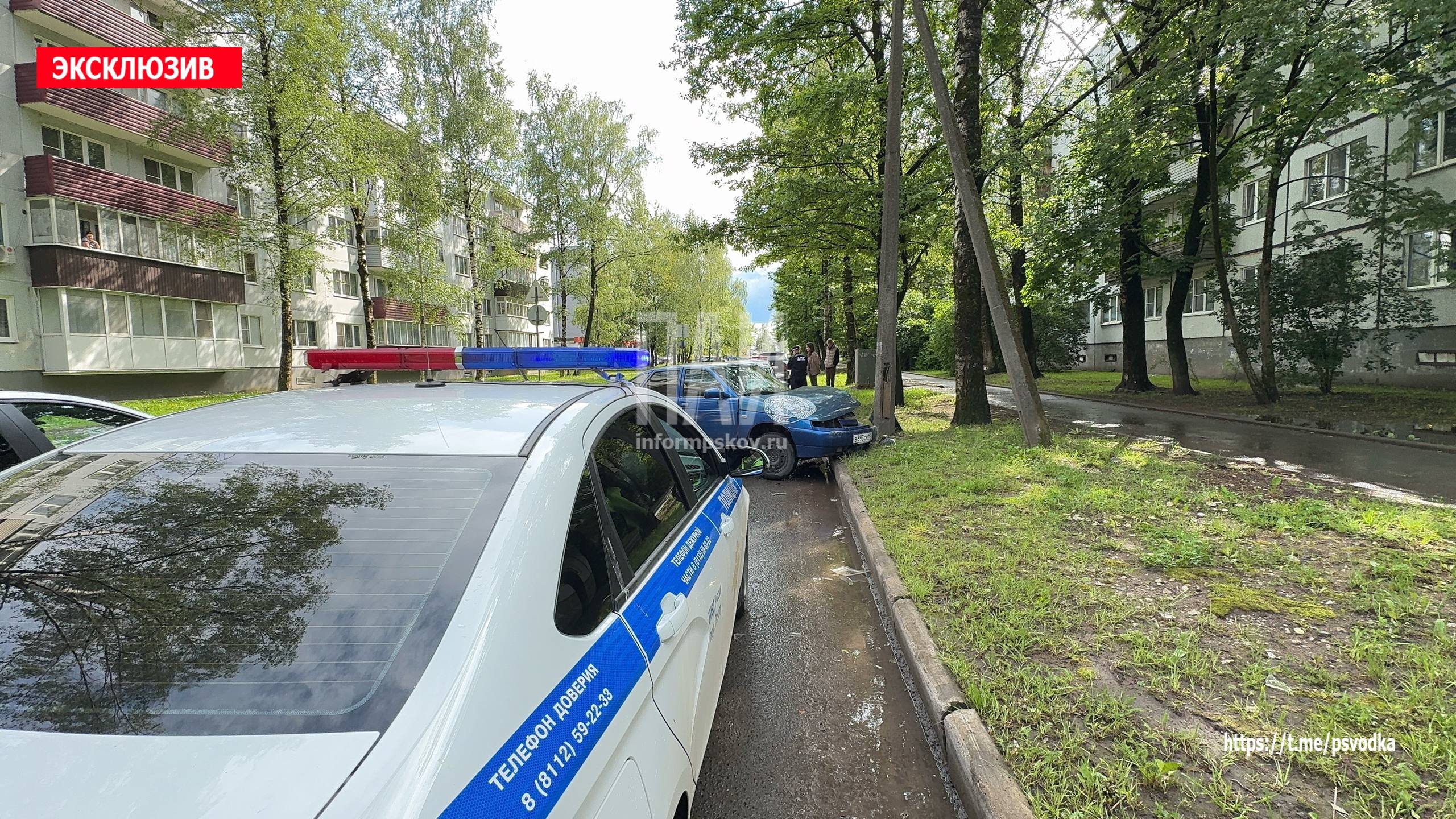 В Пскове на улице Народной у дома 53. Водитель ВАЗ-2112, ранее лишавшийся прав за вождение в нетрезвом состоянии, не справилась с управлением, выехала на встречную полосу и совершила наезд на бордюрный камень.  По предварительным данным, водитель находилась в состоянии алкогольного опьянения. От медицинской помощи отказалась. На месте работают сотрудники ГАИ, обстоятельства происшествия выясняются.