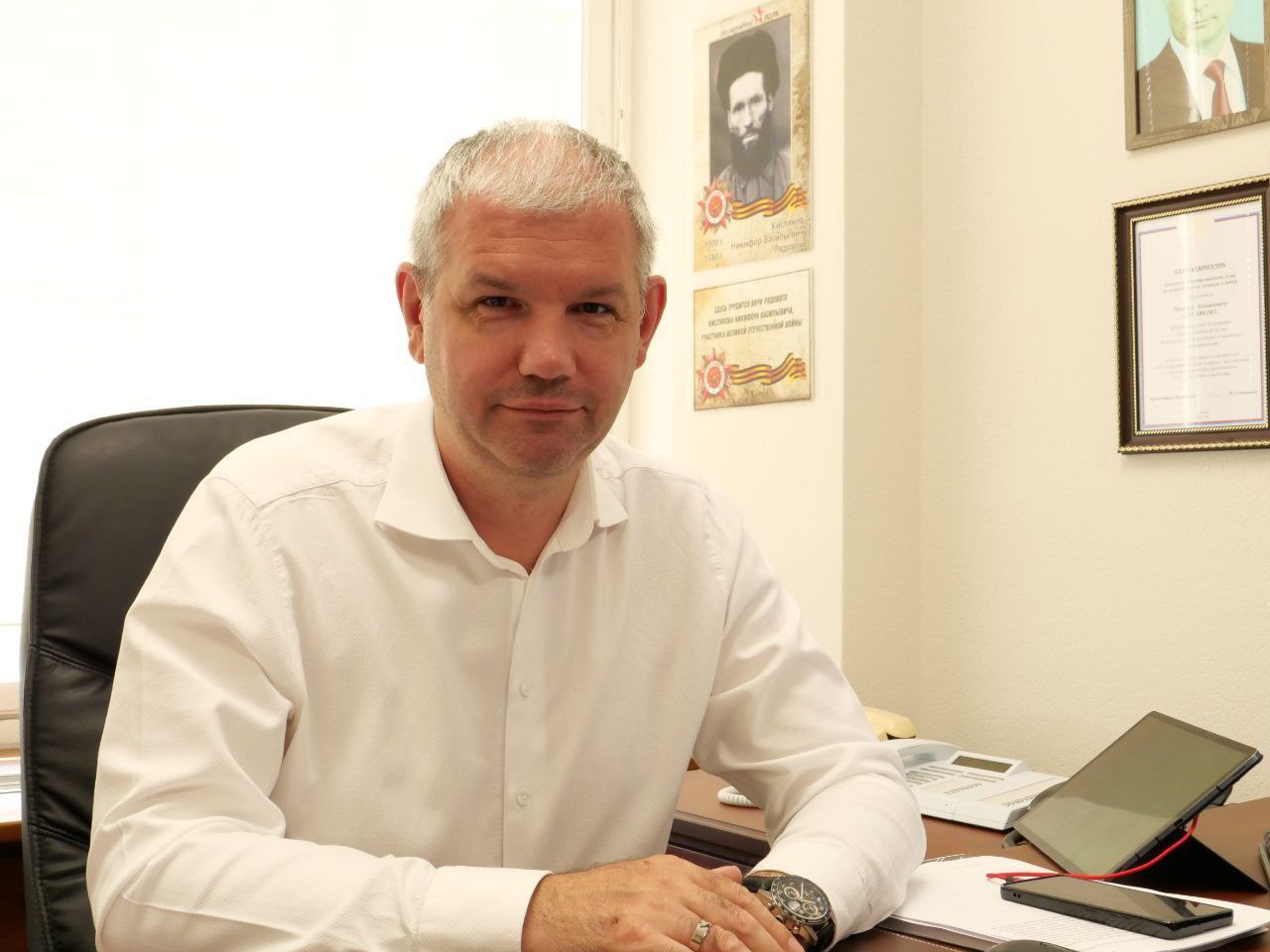 Напомню какие законы принятые Госдумой вступают в силу в октябре   Усиливается защита трудовых прав военнослужащих После окончания службы бойцы смогут взять необходимое время для восстановления без риска потерять рабочее место Такие больничные будут оплачиваться   Упрощение присвоения званий добровольцам Гражданам пребывающим в запасе исполняющим обязанности по контракту о добровольном содействии в выполнении задач возложенных на ВС РФ или войска Национальной гвардии РФ смогут присваивать воинские звания без прохождения военных сборов   Индексация окладов и пенсий военным На 7 6 повышаются выплаты военнослужащим и сотрудникам некоторых правоохранительных органов гражданскому персоналу воинских частей сотрудникам учреждений федеральных органов исполнительной власти где предусмотрена военная или приравненная к ней служба а также оклады сотрудникам федеральных казëнных бюджетных и автономных учреждений Кроме того повысятся пенсии военных пенсионеров   Кредитные каникулы самозанятым и представителям малого и среднего бизнеса Самозанятые граждане субъекты МСП смогут взять кредитные каникулы раз в пять лет на срок не более шести месяцев Закон касается договоров заключённых не ранее 1 марта 2024 года   Конфискованные товары смогут использовать в гуманитарных целях или отправить на переработку Среди исключений спиртосодержащие медицинские средства алкоголь табачная никотинсодержащая пищевая продукция и т п   Расширение доступа к ипотечным займам Микрокредитные компании полностью принадлежащие субъектам РФ смогут предоставлять ипотечные займы гражданам в целях не связанных с предпринимательской деятельностью   Защита жилищных прав в ЛНР ДНР Запорожской и Херсонской областях Установлены особенности признания в России правоустанавливающих документов на недвижимость на территории вышеупомянутых регионов Это значит что теперь жители ЛНР ДНР Запорожской и Херсонской областей смогут легализовать свои права на недвижимость Появятся региональные комиссии которые займутся их рассмотрением Депутат Кисляков ЕдинаяРоссия Госдума