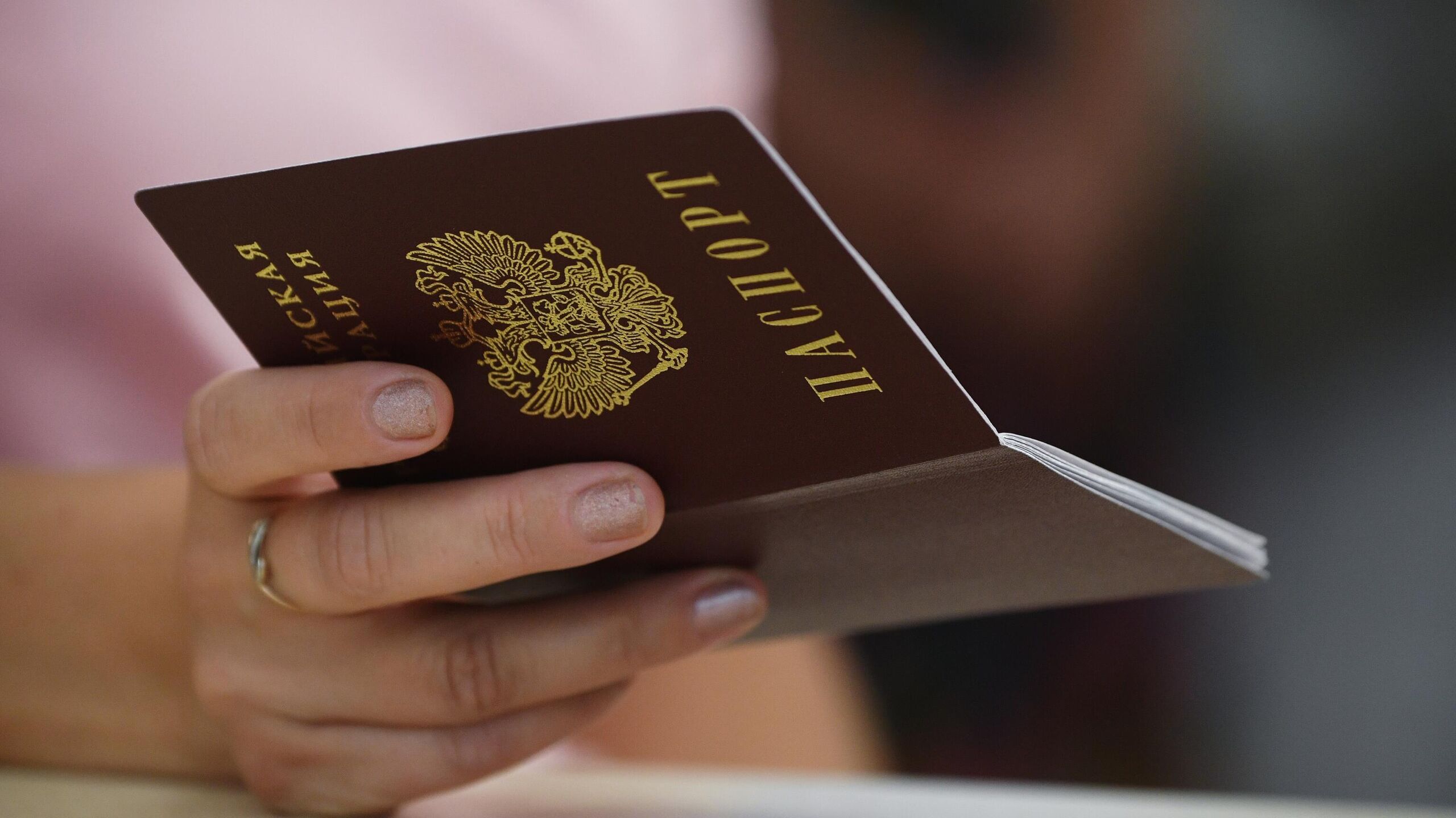 С 1 января 2026 года у граждан РФ в паспортах по их желанию будет ставиться новая отметка о номере записи единого федерального информационного регистра которая поможет дистанционно и безопасно подтвердить свою личность и данные рассказал РИА Новости замглавы комитета Госдумы по бюджету и налогам Каплан Панеш ЛДПР С 1 января 2026 года у граждан в паспортах будет ставиться новая отметка идентификатор записи из единого федерального информационного регистра или ИД ЕРН Это уникальный номер который станет вашим персональным ключом в государственных информационных системах Его основная цель сделать получение государственных и муниципальных услуг максимально простым и быстрым сказал он Депутат отметил что благодаря новой отметке человек сможет дистанционно и безопасно подтвердить свою личность и необходимые для услуги данные просто указав этот номер По словам парламентария это касается самых разных ситуаций от оформления различных пособий и льгот до регистрации имущественных прав