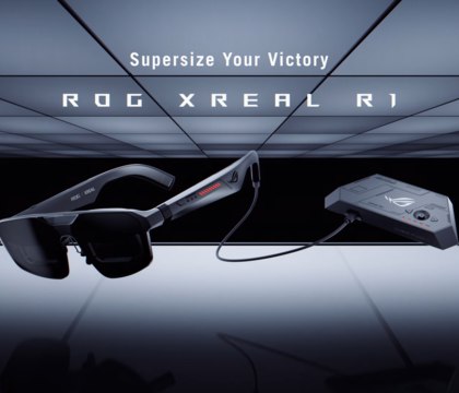 ASUS представила первые в мире игровые очки ROG XREAL R1 AR с разрешением FHD и частотой до 240 Гц В рамках CES 2026 компания ASUS представила инновационные игровые очки дополненной реальности Ключевой особенностью ROG XREAL R1 AR стал виртуальный экран с диагональю 171 дюйм отображаемый на расстоянии четырех метров Проецируется он благодаря панелям Micro OLED с разрешением 1920 1080 пикселей работающим на частоте 240 Гц и обеспечивающим угол обзора в 57 градусов