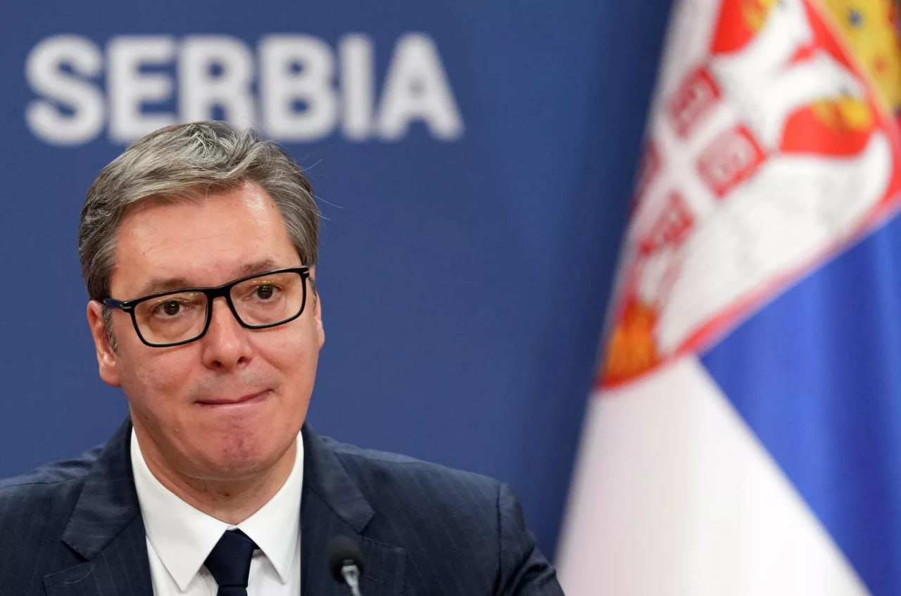 Сербский президент назвал глупостями сообщения СМИ о якобы наличии планов отправить в отставку ряд пророссийских политиков. "Сербия не меняет свою позицию и не собирается ее менять. Сербия не собирается вводить санкции и менять свою политику… Не понимаю, кому это нужно и кто это выдумывает", — отметил Александр Вучич.