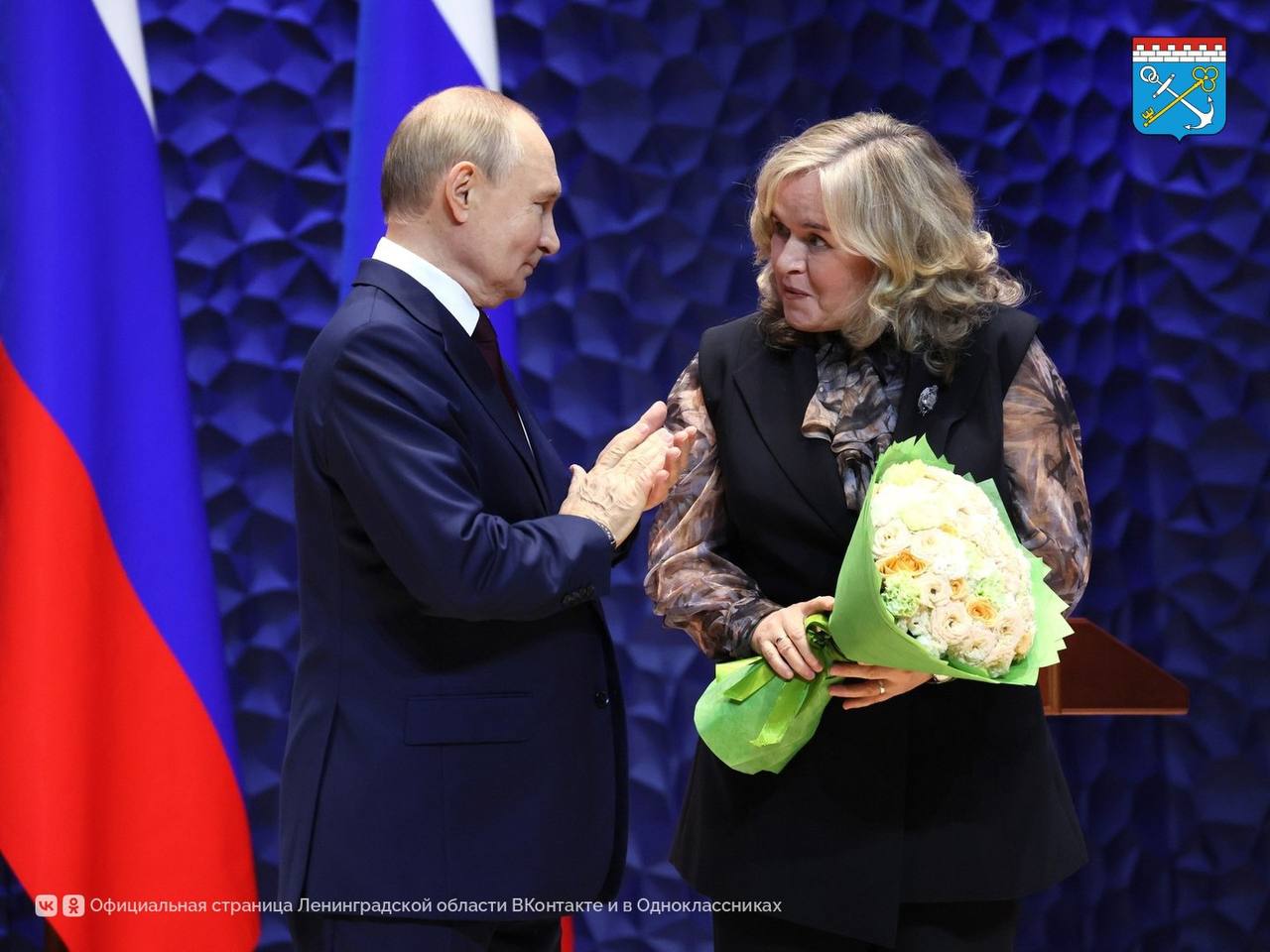 Президент России Владимир Путин присвоил звание Заслуженный учитель Российской Федерации Зое Никитиной педагогу из Тихвина За ее плечами 36 лет профессионального стажа с 1989 года Зоя Никитина преподает химию в средней общеобразовательной школе 9 Она подготовила трех учеников сдавших ЕГЭ на высший балл а показатели успеваемости ее выпускников стабильно превышают среднеобластные значения Они успешно поступают в вузы и строят карьеру в отечественной фармацевтике и медицине Один из воспитанников Зои Анатольевны Антон Шорохов кавалер ордена Мужества награжден медалью Суворова участник программы Время героев Горжусь что в Команда47 работают такие профессионалы Счастья благополучия сильных выпускников и конечно профессиональных успехов сказал губернатор Александр Дрозденко ЛенинградскаяОбласть регион47 Команда47
