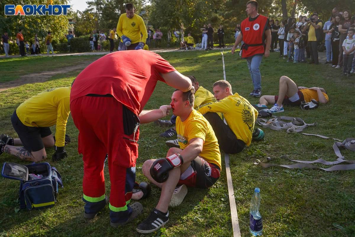 «Русская стенка» прошла сегодня в ЦПКиО.  На футбольном поле в кулачном сражении приняли участие 140 человек. Даже пролилась кровь, но серьезных травм никто не заработал.    Подписаться на «Короче, Волгоград»