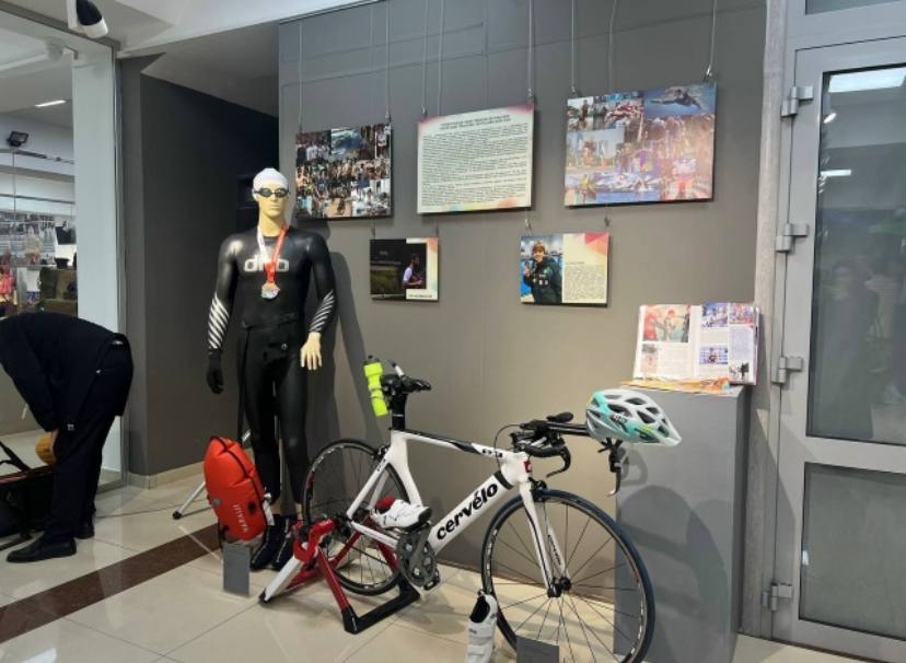 В выставочном зале Дома дружбы торжественно открыли экспозицию Спортивный Дагестан В мероприятии приняли участие представители нескольких спортивных федерации республики представившие свои экспонаты Среди них Федерация авиамодельного спорта России Федерация гонок дронов беспилотных воздушных судов России Дагестанская федерация гребного спорта Дагестанская федерация парашютного спорта а также Федерация фехтования РД Экспозиция будет открыта для посетителей с 19 ноября по 19 декабря Организаторами мероприятия выступили Администрация Главы и Правительства РД Дом Дружбы и Министерство по физической культуре и спорту РД