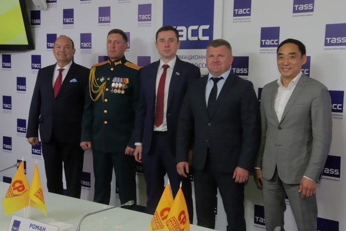 В новосибирском отделении партии СРЗП представили тройку кандидатов на выборы  2 июня партия «Справедливая России — патриоты — за правду»  СРЗП  в ходе пресс-конференции представила кандидатов, которые будут выдвинуты ею на выборы депутатов Заксобрания Новосибирской области и муниципалитетов региона.  Первым в списке кандидатов идет сам глава регионального отделения партии, депутат Госдумы РФ Александр Аксёненко. «Мы провели опрос жителей и составили список ключевых проблем. Это транспортный паралич, стагнация метро, неухоженность нашего города, проблемы с ЖКХ, недоступная социалка, засилье мигрантов, недоразвитая инфраструктура для науки и культуры, беда с экологией», — перечислил Александр Аксёненко на пресс-конференции, прошедшей на площадке ТАСС. Подробнее по ссылке