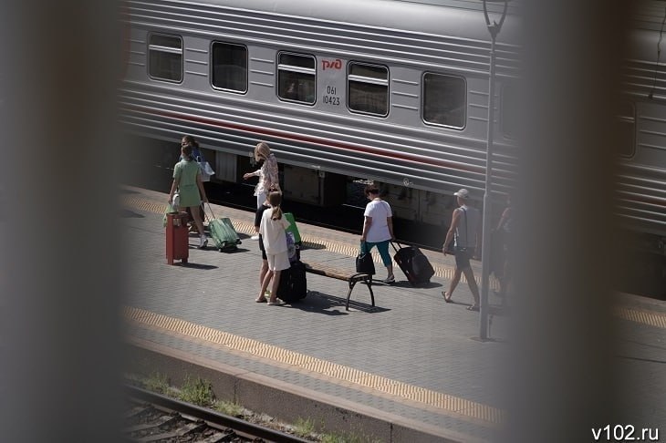 Ну не может человек 21 час спать Мать двоих детей впала в кому в поезде Волгоград Москва Сообщается что инцидент произошел в середине августа Соцработник Елена З ехала в плацкартном вагоне вместе с двумя дочками когда почувствовала себя плохо Со слов матери Елены она потеряла сознание и упала Пассажиры положили женщину на полку и попросили начальника поезда вызвать скорую помощь В 5 утра на остановке в городе Липецке передают авторы ТГ канала в вагон зашла бригада медиков Однако как утверждает мать москвички они даже не подошли к ее дочери и бегло осмотрели ее стоя в проходе В итоге женщина так и оставалась без сознания всю дорогу В Москве врачи сообщили что в пути без помощи было упущено время   подробнее