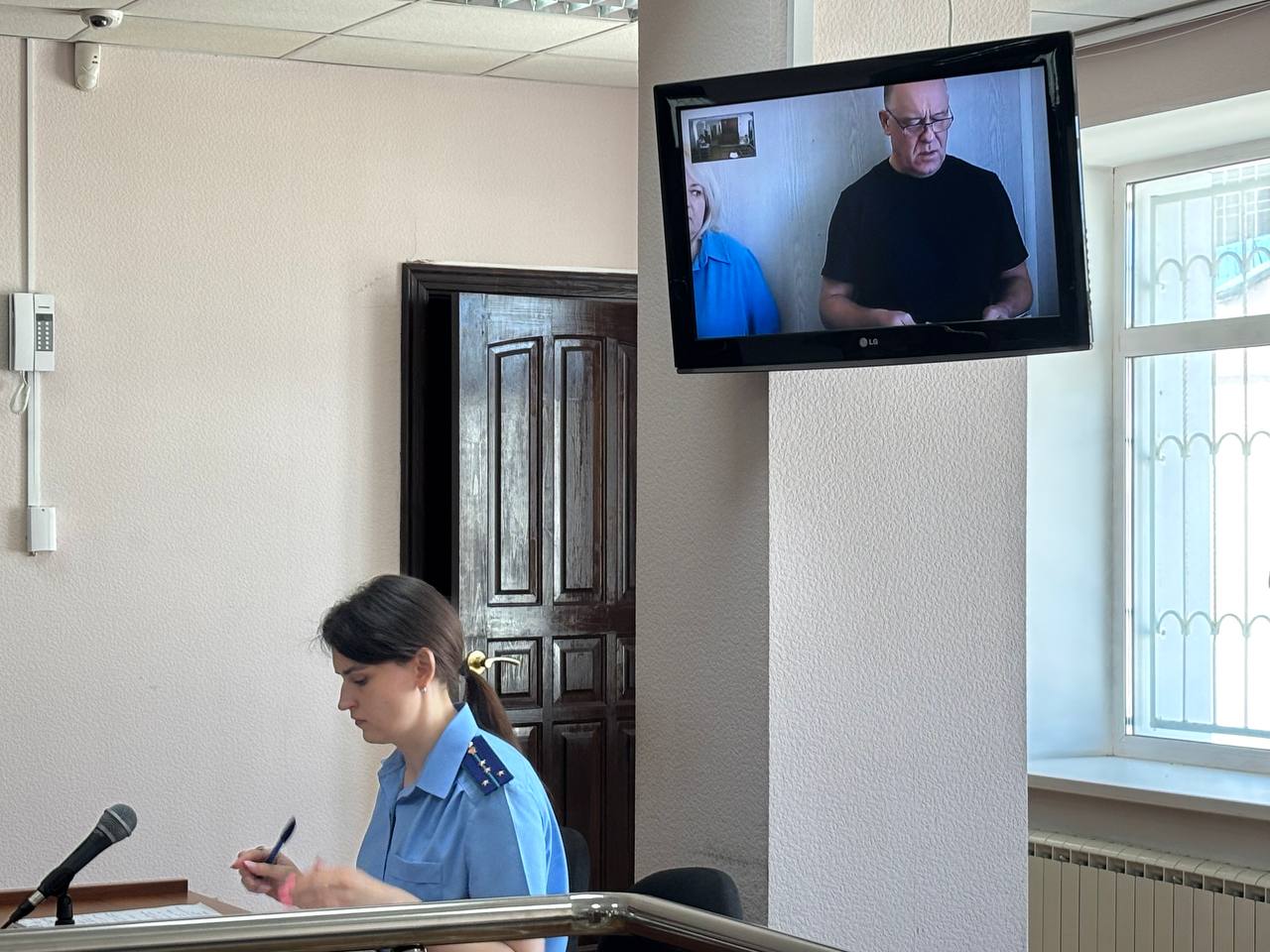 Главный воронежский прокурор потребовал с осужденных Бавыкина и Васьковой депутатские деньги за выборы 2020 года Валерий Войнов направил в Железнодорожный районный суд Воронежа иск о взыскании в доход государства 6 8 млн рублей с осужденных за мошенничество на выборах Юрия Бавыкина и Светланы Васьковой 10 и 5 лет лишения свободы Как установлено Коминтерновским райсудом вынесшим приговор бывший глава управы и его зам неправомерно получили деньги на сумму 6 8 млн рублей В отношении них была проведена антикоррупционная проверка так как конфискация имущества по данному преступлению не предусмотрена В результате совершения противоправных деяний коррупционной направленности несоблюдения антикоррупционного запрета на получение в связи с должностным положением вознаграждения от физических лиц Бавыкин и Васькова приобрели денежные средства которые подлежат обращению исключительно в доход Российской Федерации и не могут находиться у кого либо на законных основаниях отметили в прокуратуре Потерпевшими по делу проходили депутаты Александр Жуков передал 500 тыс рублей Иван Кандыбин 1 млн рублей Дмитрий Лукинов 720 тыс рублей Елена Губина 455 тыс рублей Вадим Клецов 250 тыс рублей Дмитрий Крутских 1 2 млн рублей и Александр Чуфинев 2 млн рублей Заявителем по делу выступил бывший депутат гордумы Сергей Кудрявцев 400 тыс рублей Особняком ото всех стоял депутат Андрей Прытыкин 250 тыс рублей Он был просто свидетелем но после того как апелляция оставила в силе приговор Бавыкину и Васьковой был арестован по делу о попытке дать взятку Недавно ему добавили уголовное дело о налоговой афере на 700 млн рублей Подписывайся на Площадь