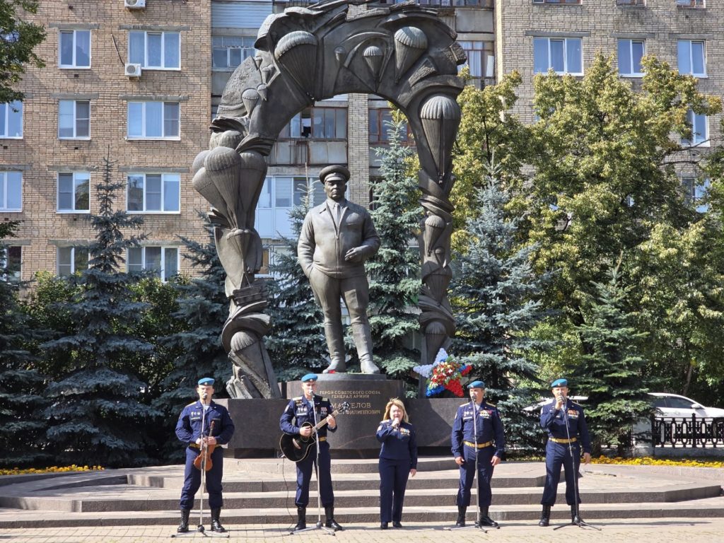 В сквере имени генерала армии В Ф Маргелова прошёл фестиваль Рязань город доблести и славы РГВВДКУ имени генерала армии В Ф Маргелова и молодёжные патриотические организации Рязани постарались удивить гостей праздника Рязанцам понравились игровые площадки от представителей Молодежного совета на которых при удачном стечении обстоятельств можно получить сувениры посвященные Дню города Центр военно патриотического воспитания молодежи Гранит представил интерактивные выставки экипировки оружия и медицины Рязанцы охотно примеряли военное обмундирование и участвовали в мастер классе по разборке и сборке автомата Калашникова На площадке работал известный столичный журналист и блогер специалист по стрелковому вооружению Константин Лазарев Я ещё автор книг и режиссёр документального кино На YouTube у меня 450 тысяч подписчиков Канал посвящён оружию тактическому снаряжению подразделениям специального назначения Я стараюсь рассказывать про всё оружие Мы совместно с Центром военно пат