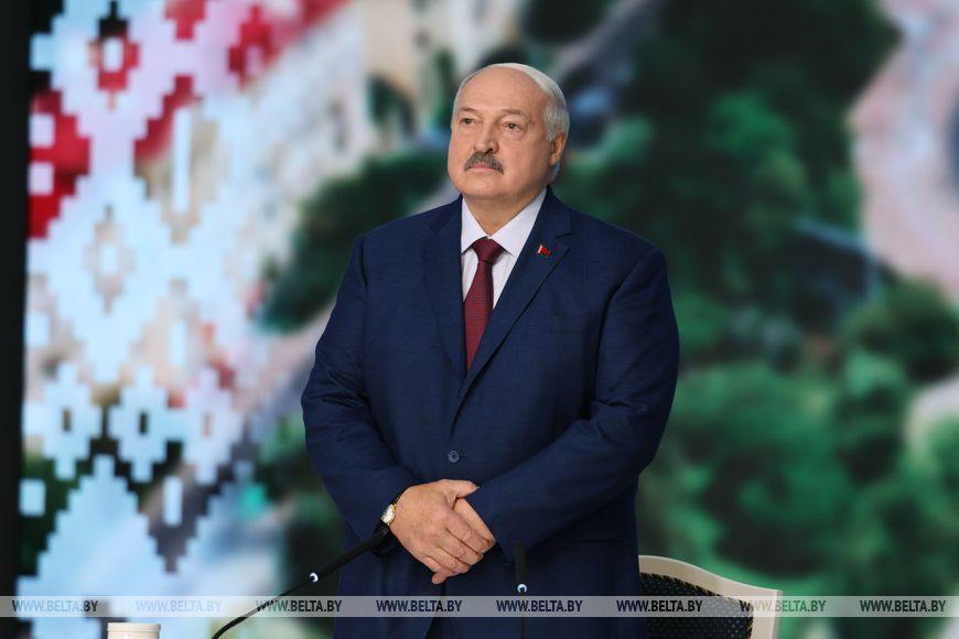 Александр Лукашенко: «Никакой диктатуры в стране нет»  По словам Лукашенко, он боится вождизма «всю свою президентскую жизнь».   Никакой диктатуры в стране нет и быть не может. Потому что для того, чтобы быть диктатором, у тебя должны быть рычаги диктатуры. А какие у меня рычаги? Это америкосы придумали: диктатор, диктатор! Как я могу Америкой диктовать. Сегодня Трамп и Байден не могут диктовать , — заявил президент Беларуси, возглавляющий страну с 1994 года