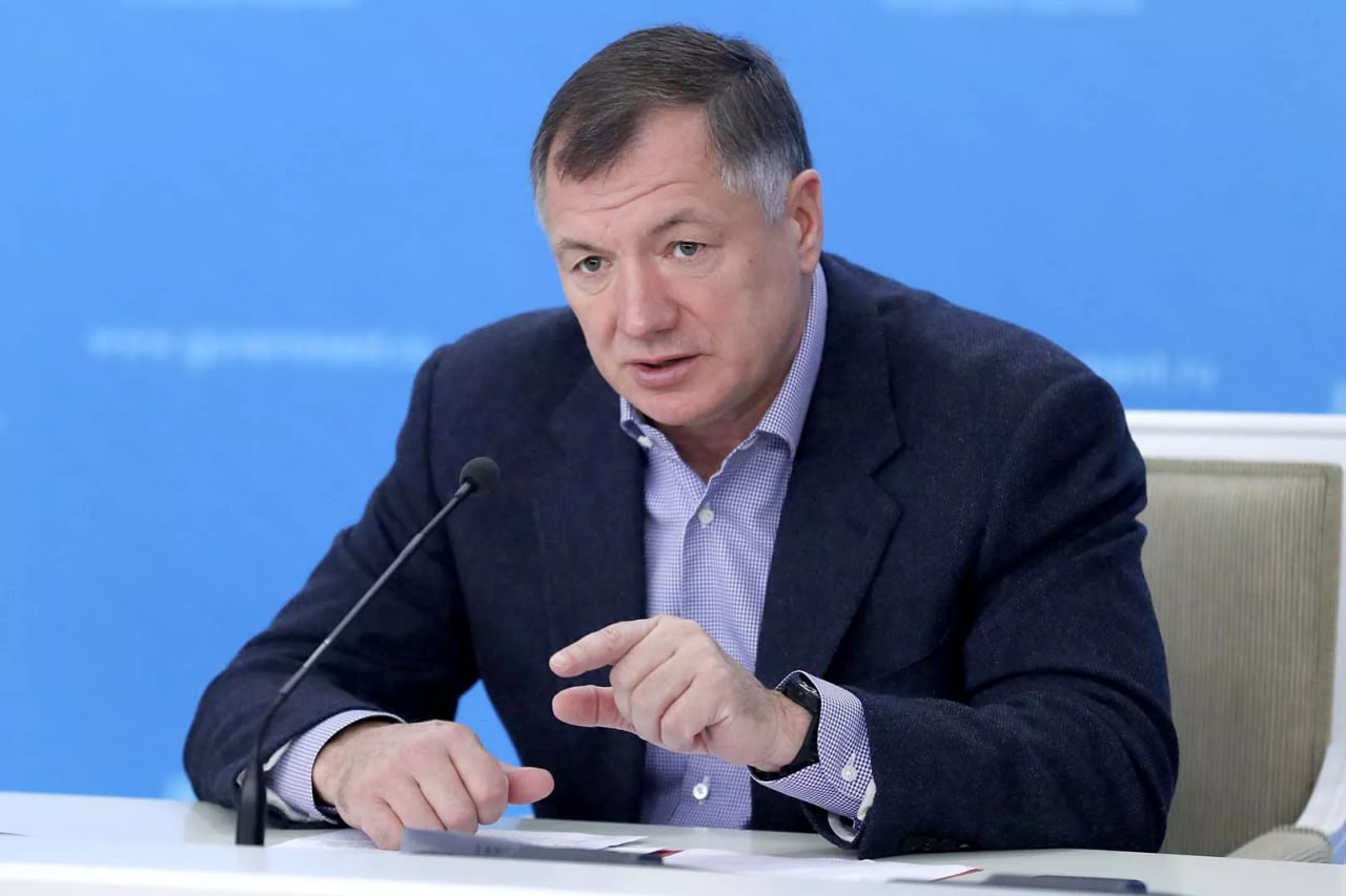 Власти определились с поддержкой дорожных строителей Вице премьер Марат Хуснуллин утвердил дорожную карту по изменению правового регулирования для поддержки отрасли транспортного строительства В ней затронуты вопросы связанные как с ценообразованием контрактов так и с финансированием исполнением казначейским и банковским сопровождением соглашений в сфере строительства Ключевым фактором господдержки станет возможность компенсации затрат на оплату процентов за пользование займами привлекаемыми для целей досрочного исполнения контракта Кроме того будет рассмотрена возможность предоставления субсидий из федерального бюджета и банкам которые выдали строителям кредиты по льготной ставке Таким образом они смогут возместить недополученные доходы по таким ссудам
