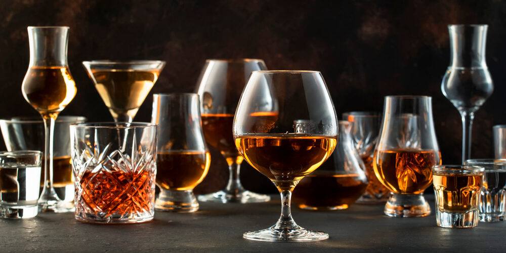 Минимальные розничные цены МРЦ на водку коньяк и бренди вырастут в 2026 году Как ожидается МРЦ бутылки водки составит 409 руб бренди 605 руб коньяка и виски 755 руб Такие параметры содержатся в предварительных расчетах которые министерство финансов обсуждает с участниками рынка Окончательные параметры станут известны до конца декабря этого года Эксперты считают что новое повышение цен станет серьезным испытанием для алкогольного рынка Среди главных рисков частичный переток наиболее чувствительных к стоимости потребителей в нелегальный сектор а также волна банкротств производителей Впрочем не все на рынке настроены пессимистично Другие эксперты отмечают что вероятно снизятся продажи в экономсегменте но в целом вряд ли алкогольный рынок ожидает критическое падение