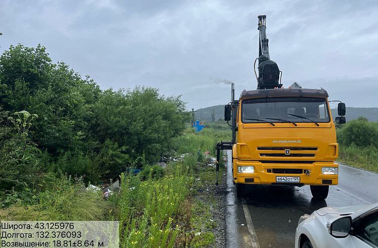 Ещё одну стихийную свалку ликвидировали в Приморье. В Большом Камне вывезено 34 тонны мусора.     Как отметили в региональном минЖКХ, свалка площадью 200 квадратных метров расположилась вдоль трассы, в кюветах и лесополосе вблизи улицы Ворошилова.     По словам специалистов, в 2024 году в шести муниципалитетах ликвидировано 12 свалок, объем вывезенных на полигоны отходов превысил 11 тысяч кубометров.     В общей сложности за последние годы Приморский экологический оператор ликвидировал 158 несанкционированных свалок с количеством мусора 45 193 кубометра.   ‼  Напомним, за организацию несанкционированной свалки предусмотрены штрафы до 250 тысяч рублей, в отдельных случаях – и уголовная ответственность со сроком до восьми лет лишения свободы.
