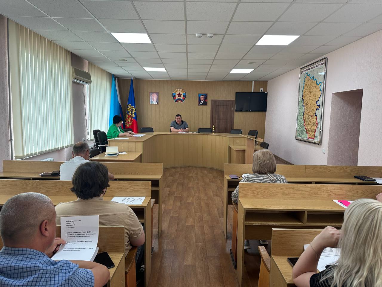 Основные направления повышения эффективности взаимодействия Администрации городского округа город Ровеньки с населением Сегодня Глава городского округа провёл рабочее совещание с сотрудниками, на котором обсудил вопрос повышения эффективности взаимодействия Администрации городского округа с жителями. "Жители нашего муниципального образования должны всецело владеть информацией о приоритетах и особенно значимых проблемах нашей территории, ее развитии, о том, какие предпринимаются меры для создания комфортных условий проживания и формирования более привлекательной среды для людей" - сказал Андрей Викторович. Помимо регулярных приёмов граждан, встреч семьями погибших бойцов в СВО работы с обращениями жителей, Глава городского округа поставил задачу проявлять максимальную заинтересованность и инициативность в формировании и использовании новых каналов и способов взаимодействия с населением.