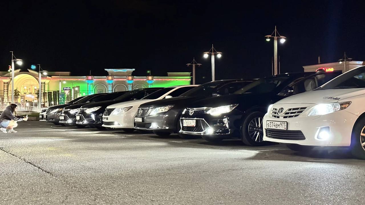 Toyota Camry в России будет стоить в 2 5 раза дороже чем во всём мире Легендарное авто станет недоступно для россиян из за нового утильсбора При введении нового тарифа цена автомобиля взлетит до 6 5 миллионов рублей Средняя стоимость на мировом рынке 2 7 миллиона рублей И это за 2 5 литровую версию Вариант с двигателем на 3 5 литра будет стоить ещё дороже сообщают эксперты НАШИ РЕСУРСЫ Telegram YouTube RUTUBE