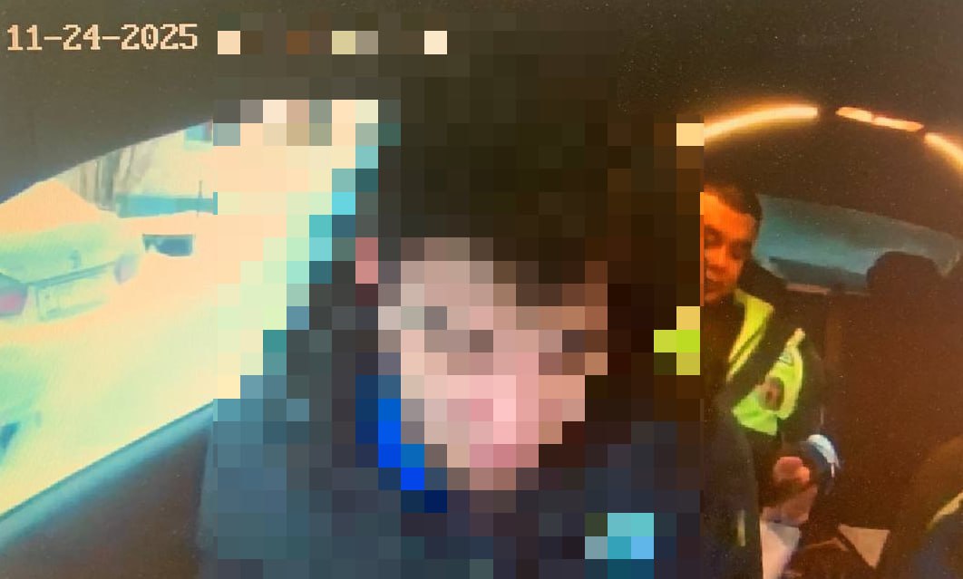 В Ноябрьске задержан водитель лишенный права управления 24 ноября около 08 02 экипаж ДПС остановил автомобиль Toyota За рулем находился мужчина 1994 года рождения При проверке данных по информационным базам было установлено что водитель лишен права управления транспортными средствами При составлении административного материала мужчина всячески препятствовал его оформлению и активно оказывал сопротивление сотрудникам полиции В отношении нарушителя были составлены административные материалы по ч 2 ст 12 7 КоАП РФ Управление транспортным средством водителем лишенного права управления транспортным средством и по ч 1 ст 19 3 КоАП РФ Неповиновение законному распоряжению или требованию сотрудника полиции Мужчина задержан сотрудниками полиции до суда Транспортное средство помещено на специализированную стоянку Подписаться на Госавтоинспекцию Ямала мвдроссии полиция гибддянао гибдд янао ноябрьск