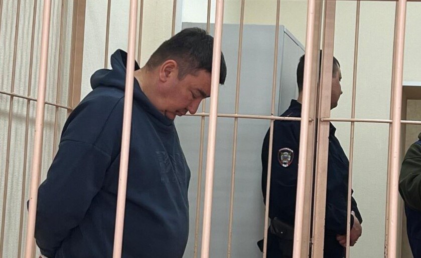 Суд рассмотрит иск к экс главе новосибирского регоператора мусора на 114 млн Кировский районный суд Новосибирска назначил дату рассмотрения иска прокурора области к экс директору АО Спецавтохозяйство бывшего муниципального предприятия Спецавтохозяйство Андрею Зыкову Ведомство потребовало обратить взыскание на имущество Зыкова в доход государства сообщила пресс служба Управления Судебного департамента по региону Суд начнет рассматривать дело по существу 29 сентября 2025 года уточнили в управлении При осуществлении надзора за расследованием уголовного дела против Зыкова и его гражданской супруги Натальи Турок по подозрению в хищении муниципального имущества получены сведения о нарушении требований законодательства о противодействии коррупции Прокуратура считает что в 2017 2024 годах Зыков во главе Спецавтохозяйства купил имущество на общую сумму 114 35 млн рублей что несоразмерно уровню его официальных доходов и свидетельствует о наличии у него иных источников дохода полученного в нарушение положений законодательства устанавливающего прямой антикоррупционный запрет на занятие любой иной оплачиваемой деятельностью кроме преподавательской и иной творческой Весной экс директор МУП САХ Зыков и двое сотрудников организации пошли под суд Следствие полагает что в 2023 году Зыков вместе с подельниками создали ИП якобы для перевозки грунта на полигонах а затем заключили договоры с МУП САХ на выполнение этих работ По документам от экономиста велась оплата якобы выполненных работ из средств предприятия Таким образом обвиняемыми было похищено более 26 5 млн рублей Кроме того директор предприятия в феврале 2024 года без проведения конкурса заключил с коммерческой организацией договор на аренду оборудования для нужд МУП САХ исполнять который не намеревался Стоимость услуг более 5 6 млн рублей которые тоже как считает следствие были похищены Подписаться Прислать новость Помочь бустами