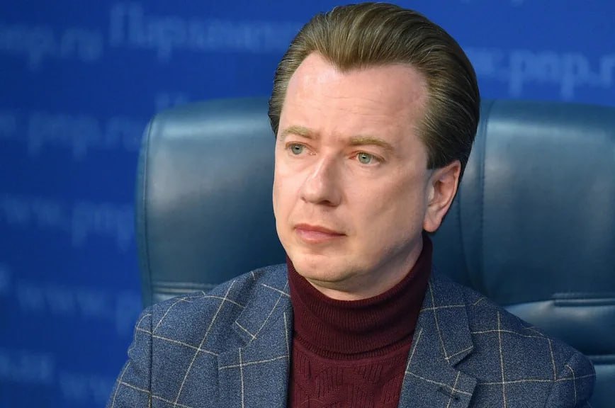 Владимир Бурматов: «Собак в России начнут чипировать с конца 2026 – начала 2027 года » Чипировать собак по всей территории России могут начать уже через год либо в начале 2027 года. Об этом рассказал парламентарий Госдумы Владимир Бурматов. На эти цели может уйти около восьмидесяти трех миллионов рублей. Скорее всего, чипирование станет обязательной процедурой. Депутат отметил, что пока процедура будет обязательной только собак, если к моменту выхода законодательного проекта внесут кого-то еще из домашних любимцев, об это сообщат дополнительно. Бурматов добавил, что законодательный проект необходим для того, чтобы каждого животного привязать к его владельцу. Russia News — Подпишись
