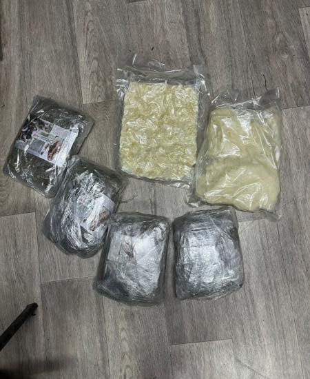 На Дону задержали двух закладчиц при попытке сбыта крупной партии наркотиков В Донецке сотрудники полиции пресекли попытку двух девушек сбыть крупную партию наркотиков. Об этом сообщает пресс-служба ГУ МВД России по Ростовской области. «В ходе несения службы полицейскими были остановлены два скутера, на которых передвигались две гражданки. В результате досмотра личных вещей девушек оперативниками были обнаружены и изъяты пакеты с наркотическим веществом внутри», – пишут в источнике. Экспертиза показала, что изъятое вещество – каннабис массой более 2 кг. Также был обнаружен пакет с мефедроном, весивший примерно 3 кг. Во втором скутере нашли растительную массу, которая тоже оказалась наркотиком. В отношении задержанных возбуждено уголовное дело за незаконное производство, сбыт или пересылку наркотических веществ. Подписаться на "Новости Ростова" Прислать новость