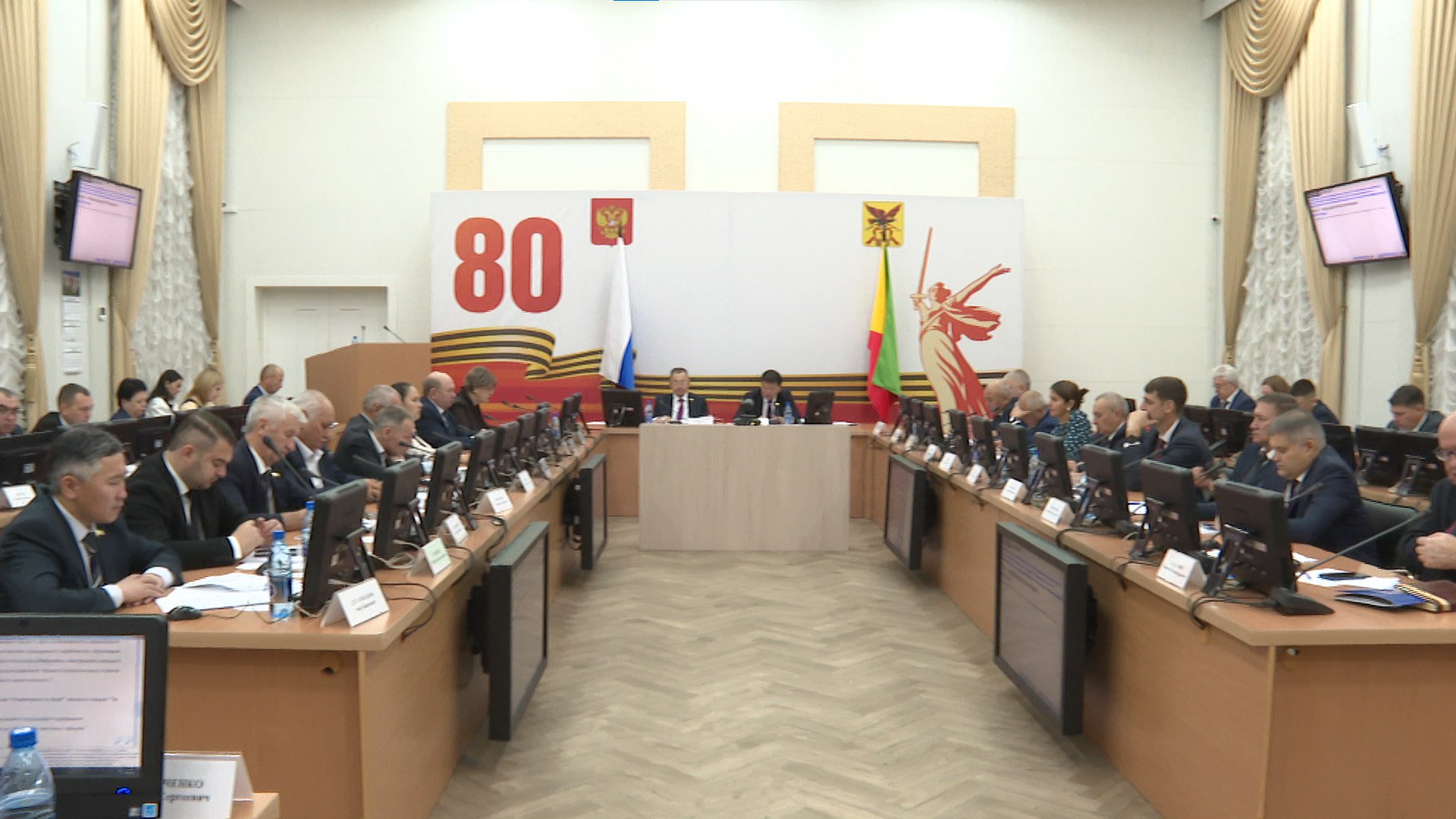 Какие законопроекты рассмотрели и приняли депутаты в Забайкалье Индексация заработной платы бюджетников новая льгота для многодетных семей а также ограничения продажи алкоголя в организациях общественного питания и другие законопроекты рассмотрели и приняли сегодня на своём пленарном заседании депутаты Законодательного собрания Забайкальского края Светлана Верхотурова с подробностями