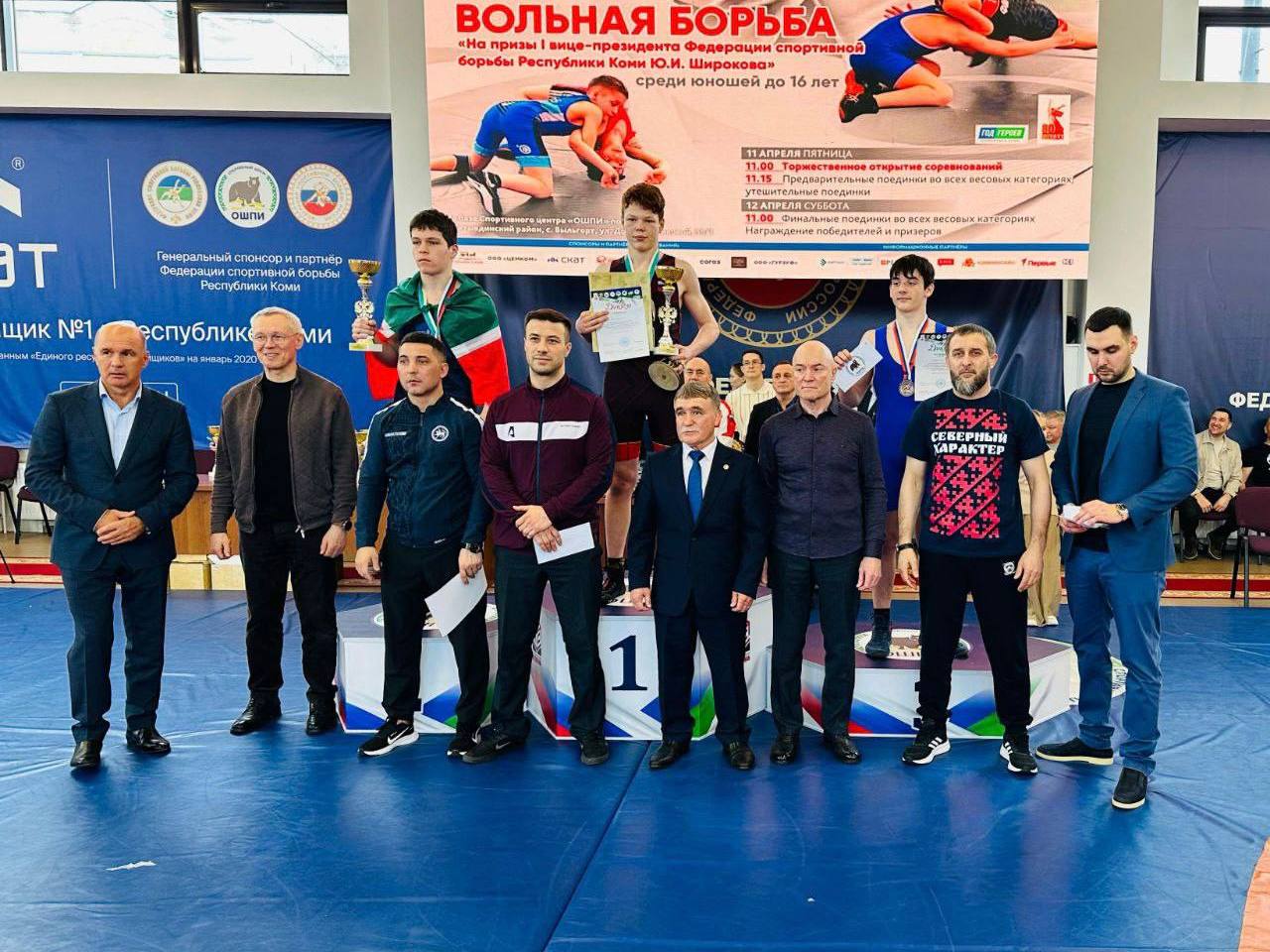 Две бронзовые медали завоевали салехардские спортсмены на всероссийских соревнованиях по спортивной  вольной  борьбе  Сборную команду Ямала представили воспитанники спортшколы «Старт» под руководством Рустама Ижбулатова:   Абдурахман Гаджиев, в/к 41 кг  Алан Аджиев, в/к 75 кг  Соревнования по спортивной  вольной  борьбе среди юношей до 16 лет на призы первого вице-президента Федерации спортивной борьбы республики Коми Широкова Ю.А. прошли в Сыктывкаре с 10 по 12 апреля. Участие приняли более ста сильнейших борцов из 15 субъектов России.  Поздравляем    #ЯмалСпорт #ВольнаяБорьба    Ямал Спорт