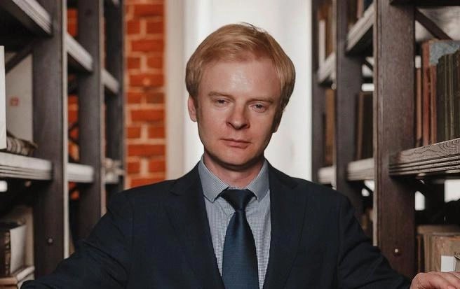 Арестованный экс-ректор Мининского университета считает, что его специально не пускают на СВО. Александра Федорова задержали летом 2024 года по обвинению в присвоении 18 млн рублей.   Осенью того же года бывший ректор попросился на СВО и даже прошел медкомиссию. Но суд не разрешил ему уехать на фронт. Защита Федорова говорит, что им уже трижды отказывали ходатайстве, ссылаясь на «неприменимые к экс-ректору нормы законодательства».   Адвокат заявляет, что в случае ранения или получения Федоровым госнаграды, уголовное дело будет прекращено.  «И этим правом надо воспользоваться, если он хочет воспользоваться, ему нельзя отказать — это безусловно. То есть его просто лишают возможности воспользоваться одним из видов прав, которые для него предусмотрены», — сообщил РИА Новости адвокат экс-ректора Олег Полленский.  Подпишись   Предложи новость