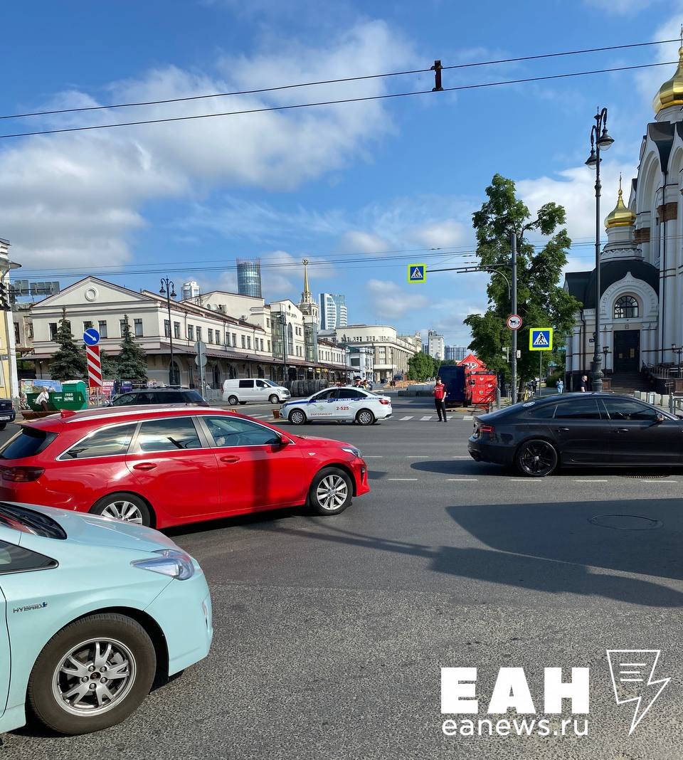 Из-за фестиваля «Движение» сегодня утром в Екатеринбурге перекрыли улицу 8 Марта до пересечения с Малышева Как сообщают читатели ЕАН, вследствие перекрытия на улице Малышева и на оставшемся участке улицы 8 Марта возникли пробки.