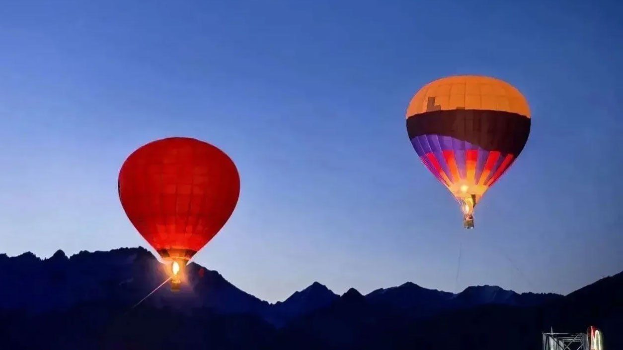 В районе поселка Аршан проходит традиционный фестиваль воздухоплавания Тункинская резиденция приуроченный к празднованию бурятского нового года На фоне заснеженных Саян в небо взмыли десятки разноцветных воздушных шаров В празднике воздушных шаров участвуют аэростаты из многих центров воздухоплавания России Иркутска Красноярска Новосибирска Екатеринбурга Фестиваль продолжится до 23 февраля и в это время возможность подняться в небо на воздушных шарах будет у всех желающих