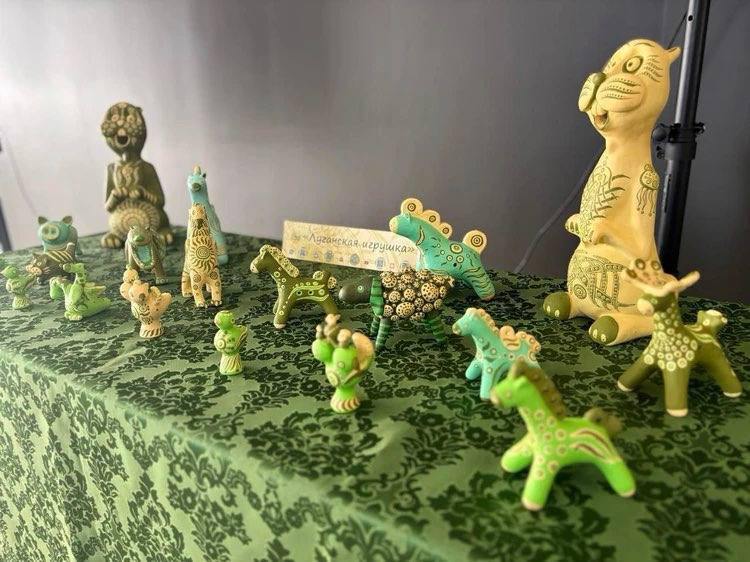 "Луганская игрушка" станет официальным брендом. Её регистрируют в Федеральной службе по интеллектуальной собственности  Роспатент  как "географическое указание".   Этот статус юридически закрепит, что производить настоящую игрушку смогут только мастера из Луганской Народной Республики  ЛНР . Проект также получит государственную поддержку.   Решение о регистрации приняли после успеха игрушки на международной выставке "Россия". Её автор, луганский мастер Сергей Зиновьев, создал изделие ещё в 2000 году.