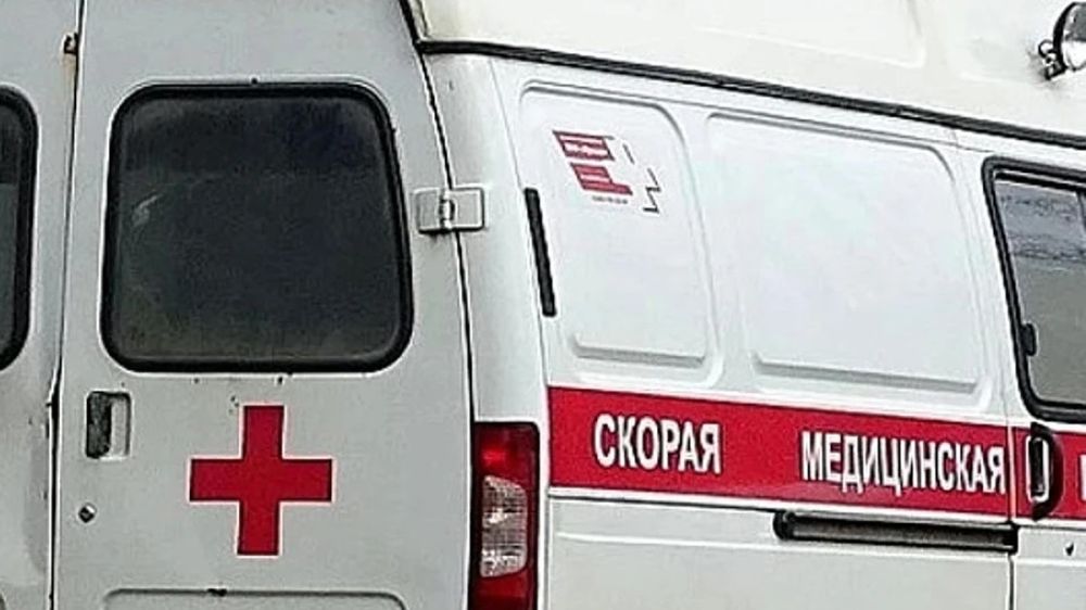 Травматолог: пожилые крымчане часто попадают в больницу с переломом шейки бедра Пожилые пациенты довольно часто попадают в крымские больницы с переломом шейки бедра. Об этом в эфире телеканала «Миллет» заявил заведующий травматологическим отделением Симферопольской центральной районной больницы Айдер Ислямов. «В последнее время очень часто встречаются случаи перелома шейки бедра у пожилых людей. Это очень тяжелые травмы», – отметил медик. По его словам, у этих пациентов часто имеются различные патологии. Ислямов рассказал, что почти каждый день в отделении проводится одна операция на бедре. С августа 2024 года в больнице практикуется эндопротезирование тазобедренного сустава. Раньше такая операция могла длиться 2-3 часа, а сейчас – около часа. «Многим пациентам 70-80 лет. Недавно я оперировал 96... Подробнее>>>