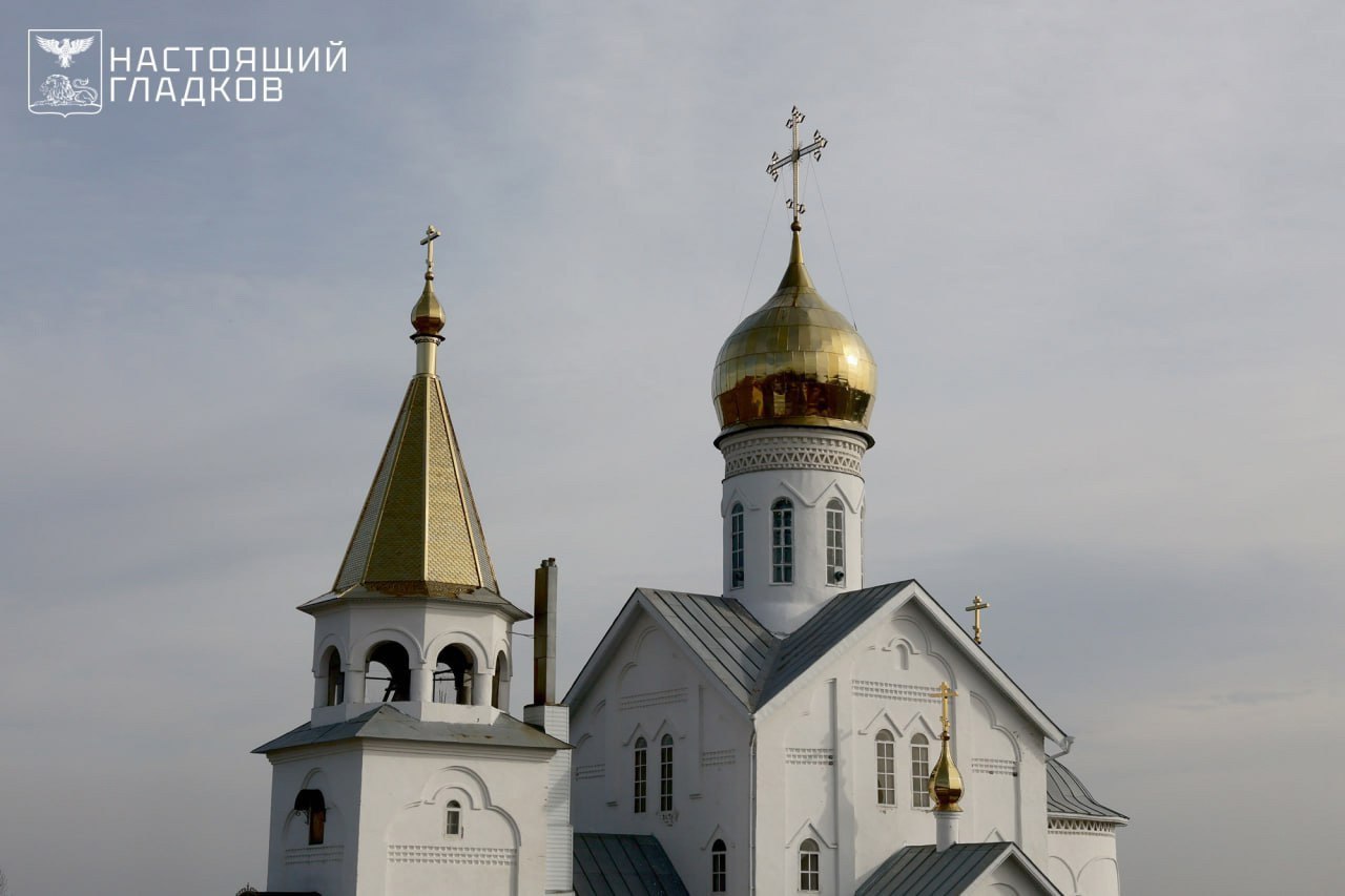 В Белгороде состоялось заседание попечительского совета, в ходе которого обсудили развитие туристической инфраструктуры региона.  Главной темой стало строительство Богоявленского паломнического центра в селе Холки Чернянского района на территории Свято-Троицкого мужского монастыря. Земляные работы завершены на 70%, торжественное открытие запланировано на 19 января 2026 года.  Кроме того, в ходе встречи были рассмотрены вопросы, касающиеся развития прилегающей территории. В частности, обсуждалось создание парков, зон отдыха, площадок для бизнеса и глэмпинга. Чтобы помочь местным предпринимателям, которые работают в сфере гостеприимства, каждый год власти намерены им выделять по 50 тысяч рублей ежегодно.  Рассмотрели и планы по реконструкции парка Памяти в Белгороде, включая строительство храма на месте старой часовни. Реализация проекта будет осуществляться за счёт инвестора после утверждения концепции и общественных слушаний.