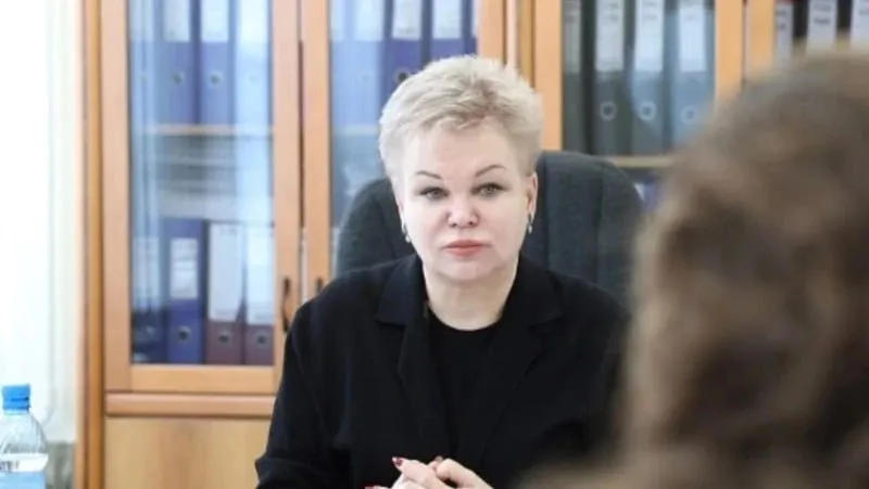 Елена Касьянова программа Герои Сахалина и Курил помогает ветеранам реализовать себя В Сахалинской области завершилась региональная кадровая программа Герои Сахалина и Курил Проект запустил губернатор Валерий Лимаренко чтобы помочь ветеранам спецоперации освоить гражданские профессии Член общественного совета проекта Елена Касьянова отметила что участники показали высокий уровень подготовки и стремление приносить пользу региону По ее словам программа дает возможность раскрыть потенциал и применить накопленный опыт в мирной жизни Для финалистов подобрали наставников из числа представителей власти министерств общественных объединений научных и культурных организаций а также бизнеса и силовых структур Они помогали участникам освоиться в новой профессиональной среде и делились практическими знаниями   Подписаться на нас Telegram I MAX Прислать нам новость Sakhonlinebot