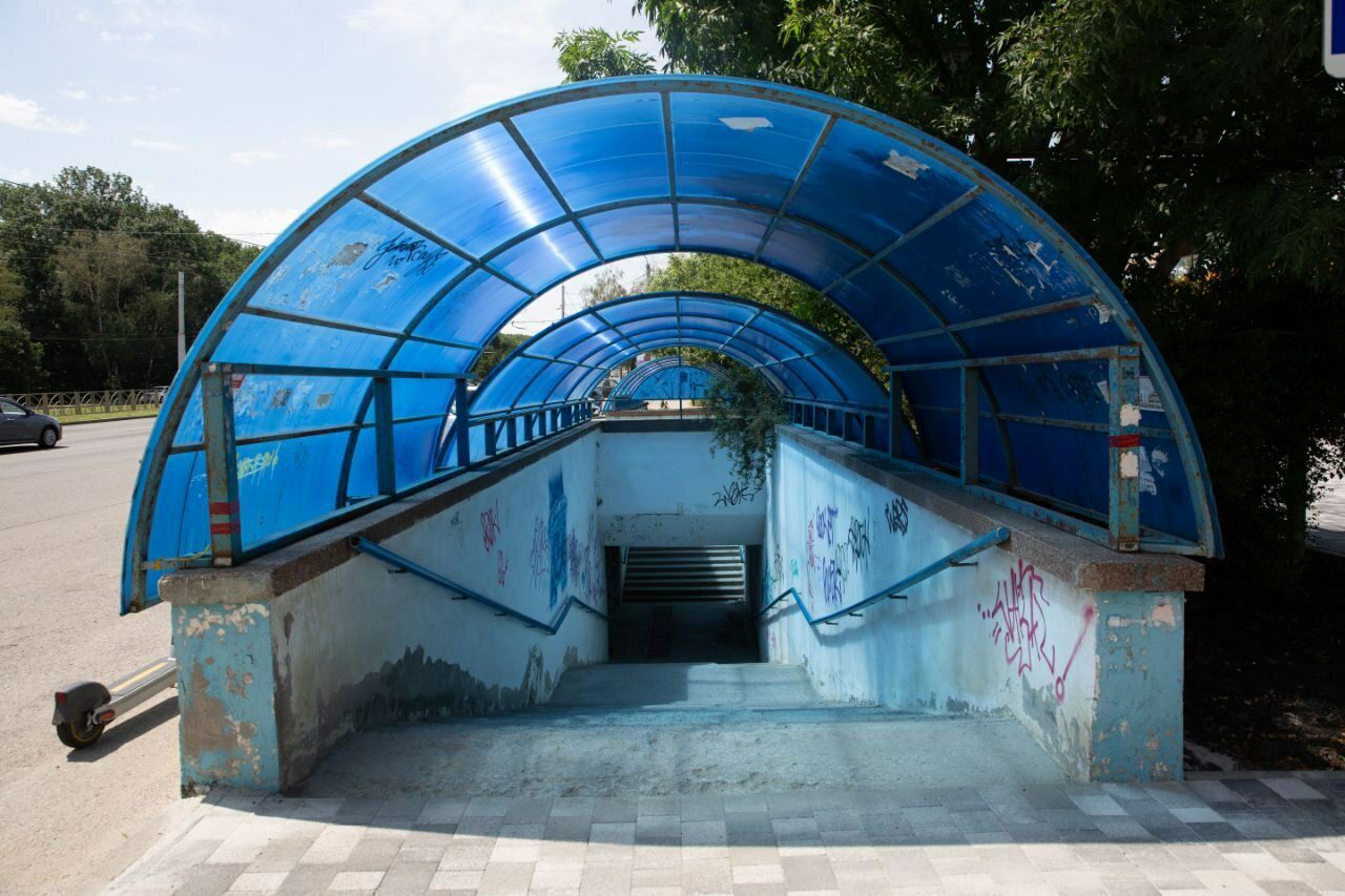 В Ставрополе начался ремонт подземного перехода по проспекту Кулакова. Будут обновлены входные группы, стены, пол и потолок, электропроводка. Появится современное освещение и камеры видеонаблюдения. С 23 июля на время ремонта переход будет закрыт. Пешеходам рекомендовано пользоваться ближайшими надземными регулируемыми переходами, сообщил глава города Иван Ульянченко.