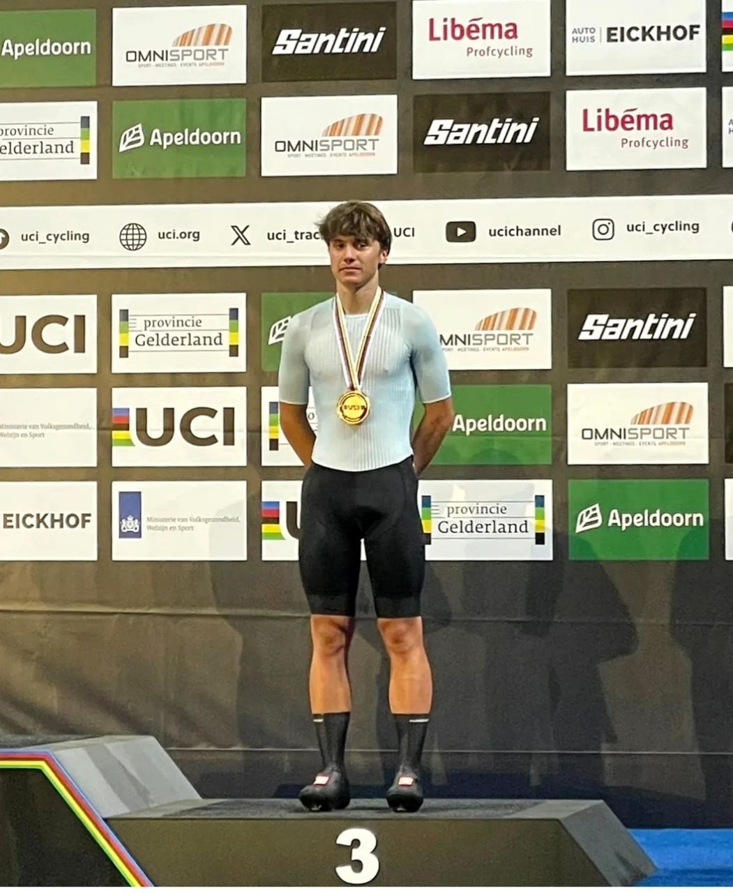 Илья Слесаренко выиграл бронзовую медаль юниорского чемпионата мира по велоспорту в Апельдорне В гонке по очкам белорус заработал 33 очка Первое место у испанца Эрика Угуала Убеды 43 серебряный призер немец Мориц Маусс 34 Чемпионат в Нидерландах завершатся 24 августа olympicteamby