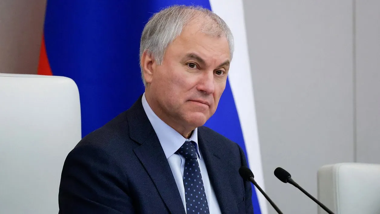 Вячеслав Володин рассказал какие результаты приносят ранее принятые законы по борьбе с мошенничеством С 2025 года Государственной Думой принято 11 федеральных законов в этой сфере сообщил Председатель ГД Количество случаев мошенничества по данным МВД за первый квартал 2026 года УМЕНЬШИЛОСЬ на 18 3 Дистанционного на 22 7 написал в своем канале в МАХ Председатель Государственной Думы Вячеслав Володин Число онлайн краж СНИЗИЛОСЬ на 14 1 преступлений в сфере компьютерной информации на 45 3 с использованием IT технологий на 29 5 Вместе с тем в Центробанк по вопросам финансового мошенничества в том числе телефонного обратилось на 40 МЕНЬШЕ граждан добавил он Это результат системной работы направленной на борьбу с кибермошенничеством С 2025 года Государственной Думой принято 11 федеральных законов в этой сфере подчеркнул Володин По словам Председателя ГД в ближайшее время продолжим рассмотрение ряда законопроектов которыми предлагается установить НОВЫЕ КОМПЛЕКСНЫЕ МЕРЫ включая маркировку международных звонков человек будет видеть что ему звонят из за границы введение детских сим карт появится возможность приобрести ребенку защищенную сим карту восстановление доступа к аккаунту на Госуслугах только доверенными способами это обезопасит данные людей Планируем В МАЕ выйти на решения Новые нормы позволят дополнительно защитить граждан от действий мошенников заключил Володин Подписывайтесь на нас в МАХ ergosdumaofficial