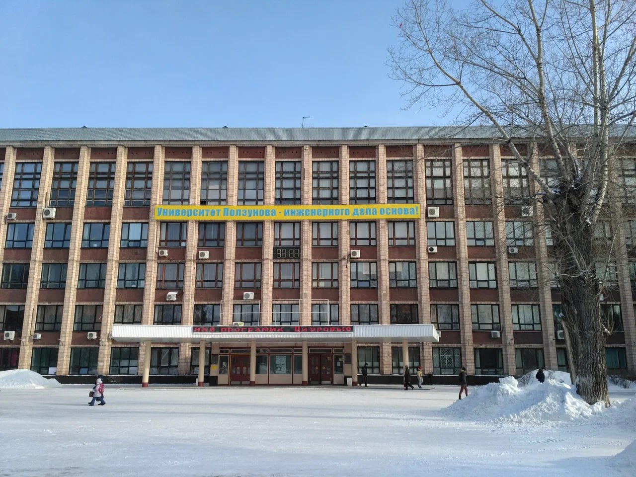 Сотрудника АлтГТУ обнаружили мертвым в аудитории В трудовой инспекции сообщили что несчастный случай произошел еще 22 октября Сейчас опрашивают всех должностных лиц собирают и оформляют необходимые документы Выясняются причины и обстоятельства которые привели к несчастному случаю Яндекс Карты Читайте новости когда интернет не работает Подписывайтесь на НГС22 в MAX