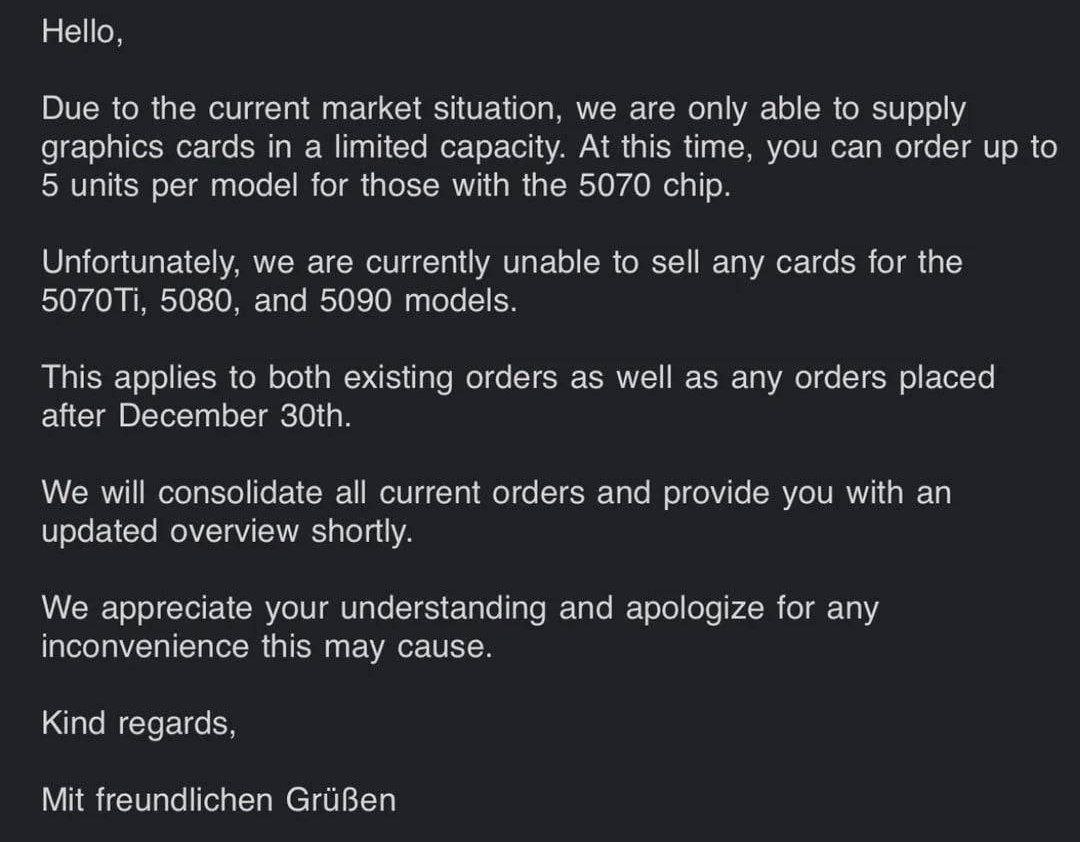 В Европе трудности с поставками видеокарт от Nvidia Владелец крупного магазина электроники сообщил что поставщик из Германии отменил все заказы на модели RTX 5090 RTX 5080 и RTX 5070 Ti из за отсутствия запасов В качестве альтернативы предлагается только RTX 5070 в ограниченном количестве не более пяти карт на магазин Nvidia перенаправляет свои производственные мощности на дата центры а мировой дефицит памяти усугубляет ситуацию Спрос значительно превышает предложение и видеокарты уходят с рынка banksta