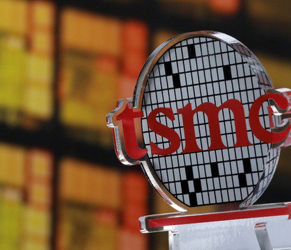 В следующем году TSMC запустит массовое производство 4-нм чипов в США — оно будет дороже на 30 %  После принятия американского «Закона о чипах» многие технологические компании ринулись возводить свои заводы на территории США. Одной из них стала и тайваньская TSMC. Причем фирма уже в скором будущем сможет похвастать первыми результатами. Как сообщает южнокорейское издание Yonhap, во второй половине 2025 года завод TSMC в Аризоне запустит массовое производство чипов по технологии 4 нм.  Читать далее